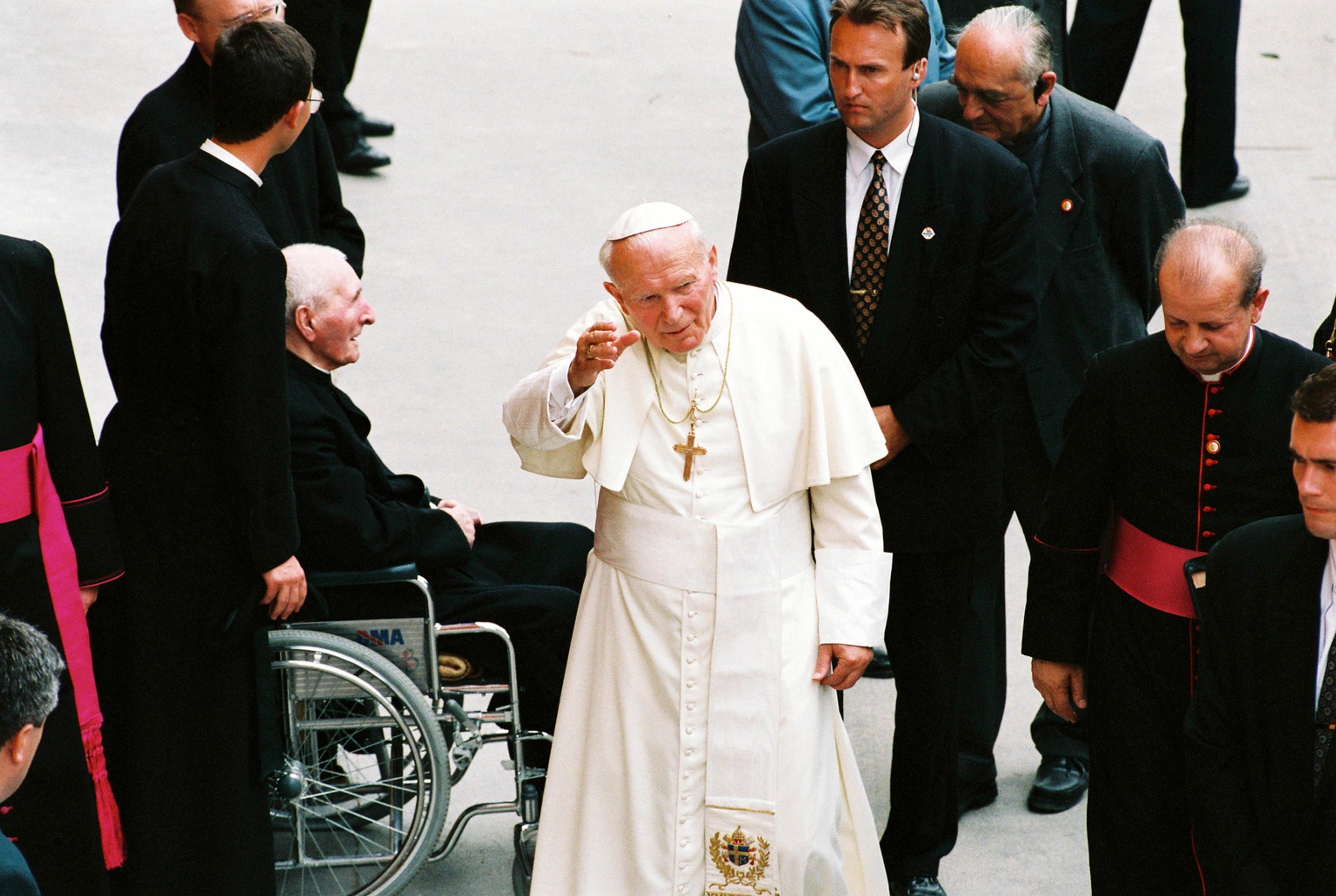 Na snímke z 2. júla 1995 je Svätý otec na návšteve Košíc, za ním Juraj Zábojník