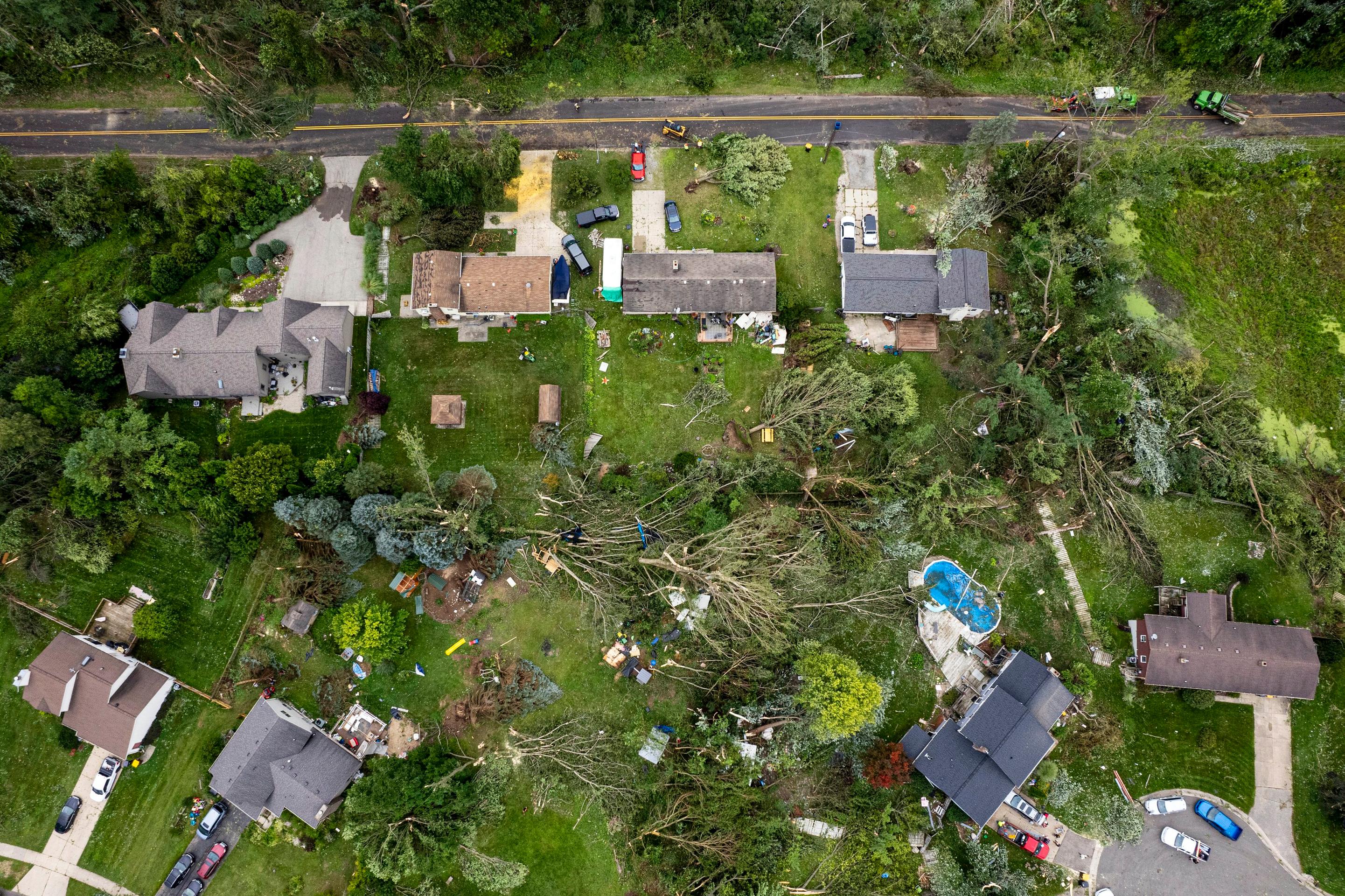 Dôsledky pustošenia tornáda.