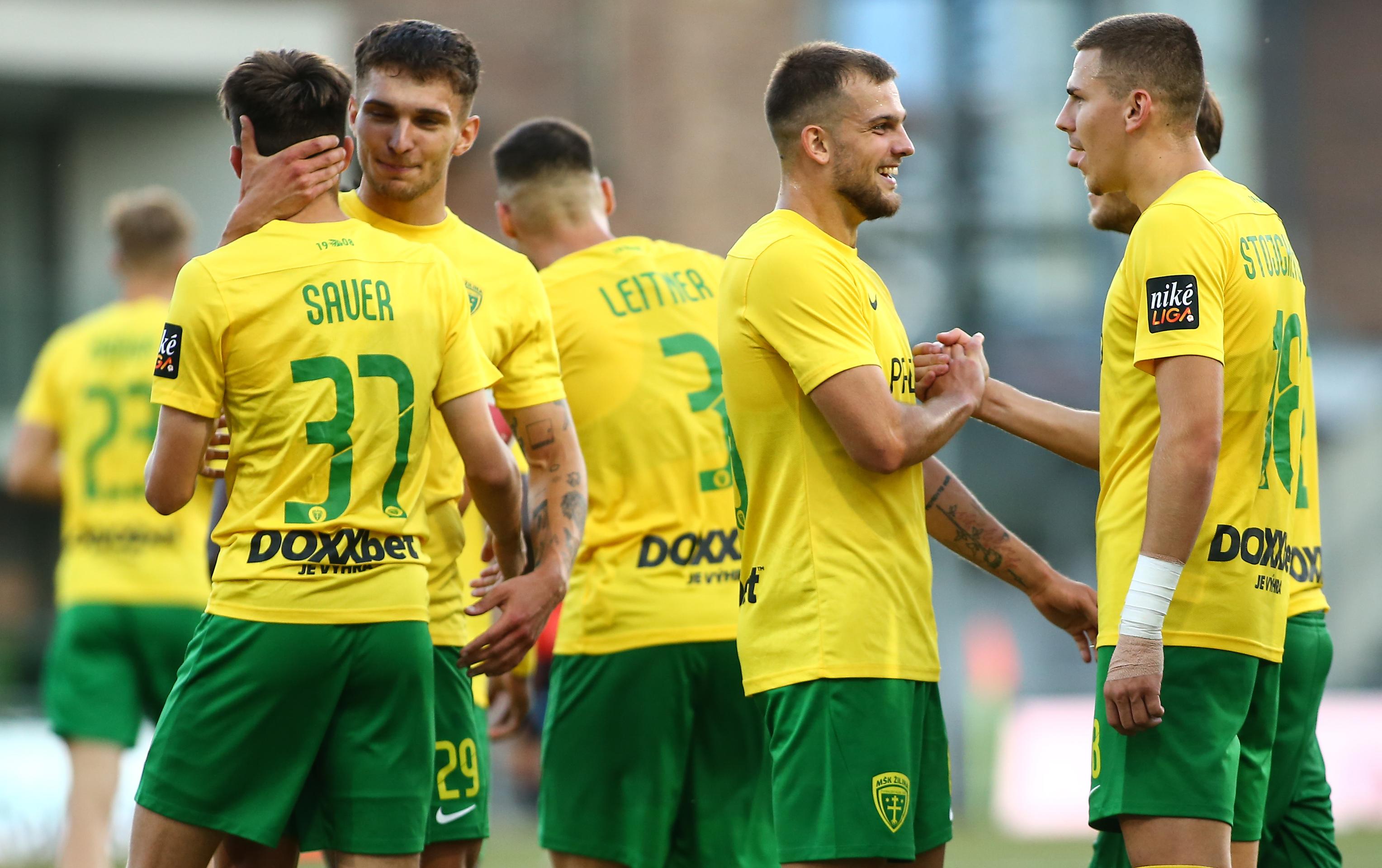 Na snímke hráči Žiliny sa tešia po strelení tretieho gólu.
