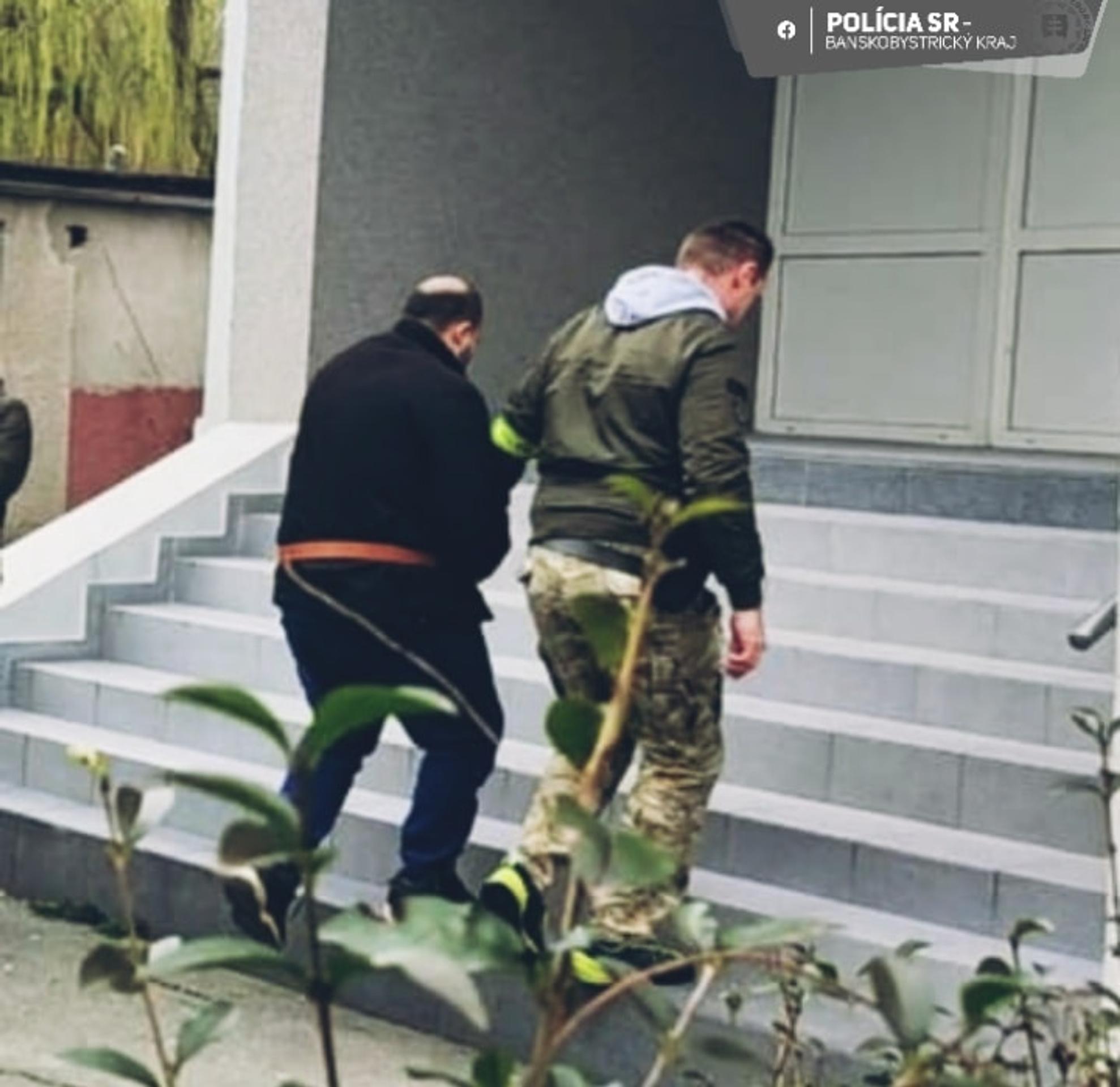 Muži, ktorí v Lubeníku zbili iného muža palicou, putujú do väzby.