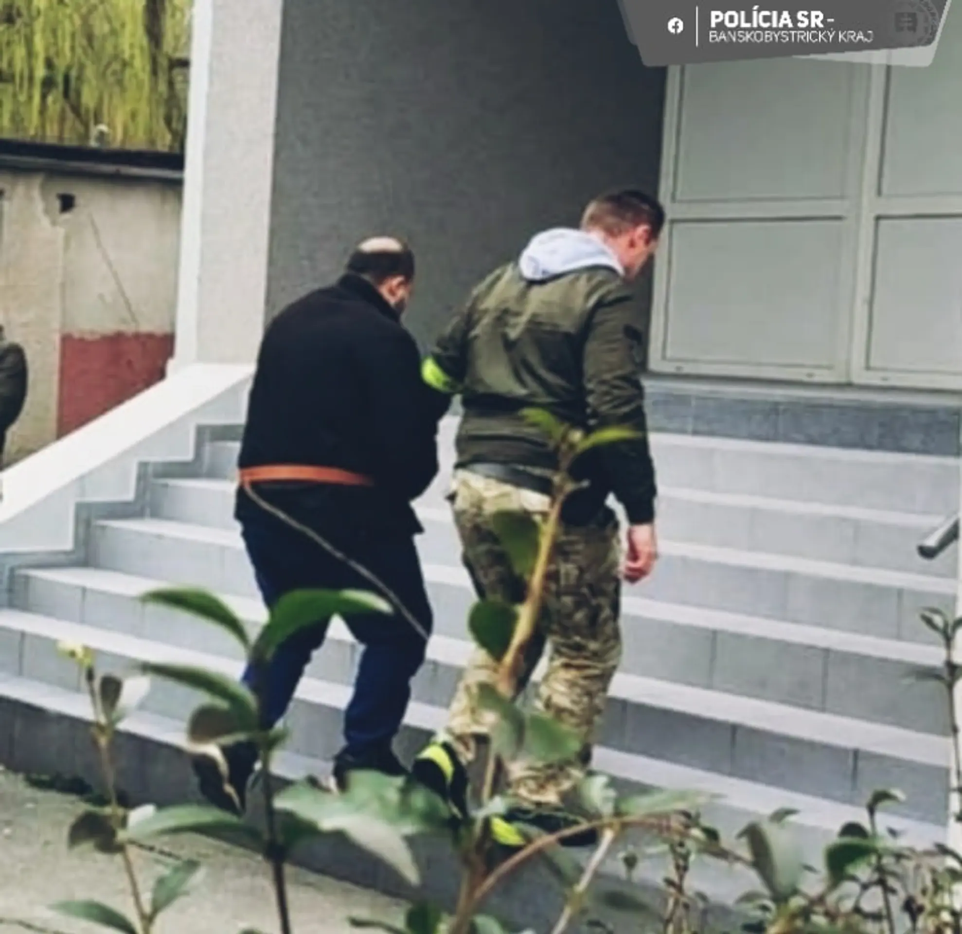 Muži, ktorí v Lubeníku zbili iného muža palicou, putujú do väzby.