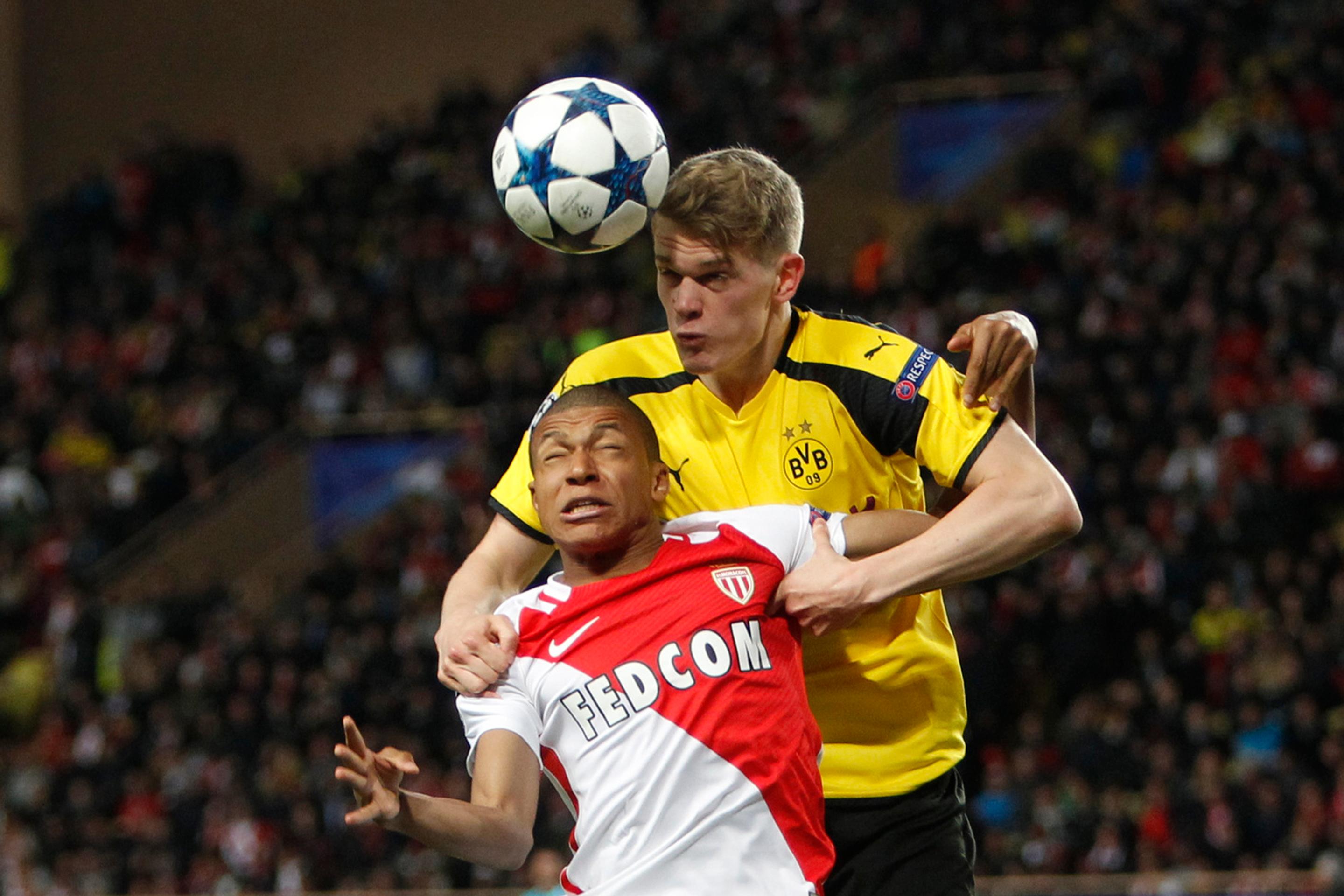 Matthias Ginter (vpravo) z Dortmundu hlavičkuje pred Kylianom Mbappém z Monaca v odvete štvrťfinále LM.