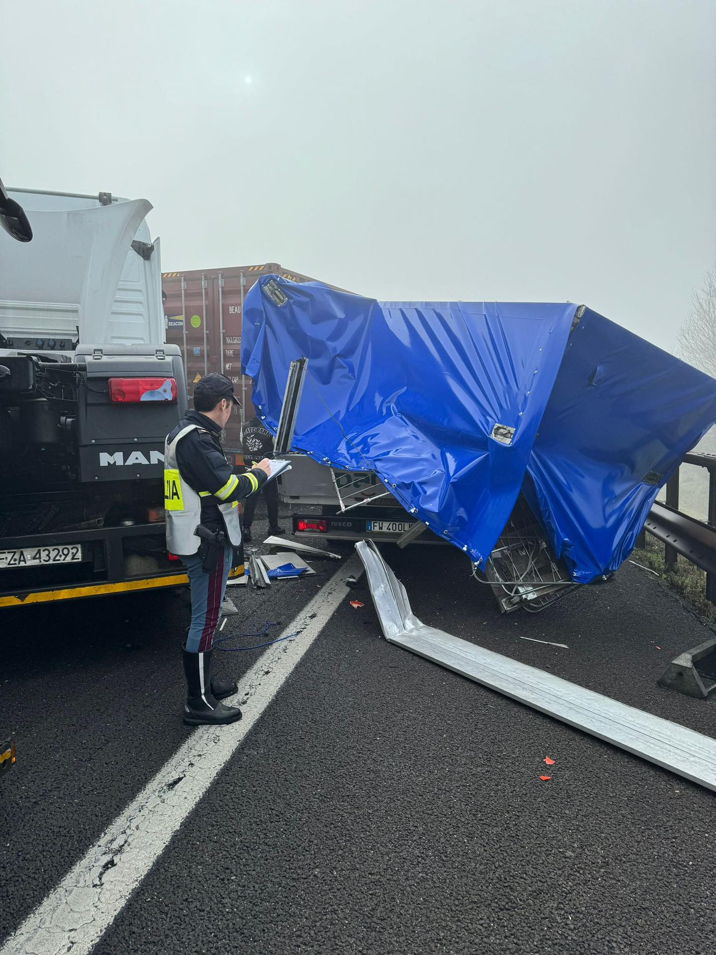 Zdemolované vozidlá po zrážke na talianskej diaľnici.