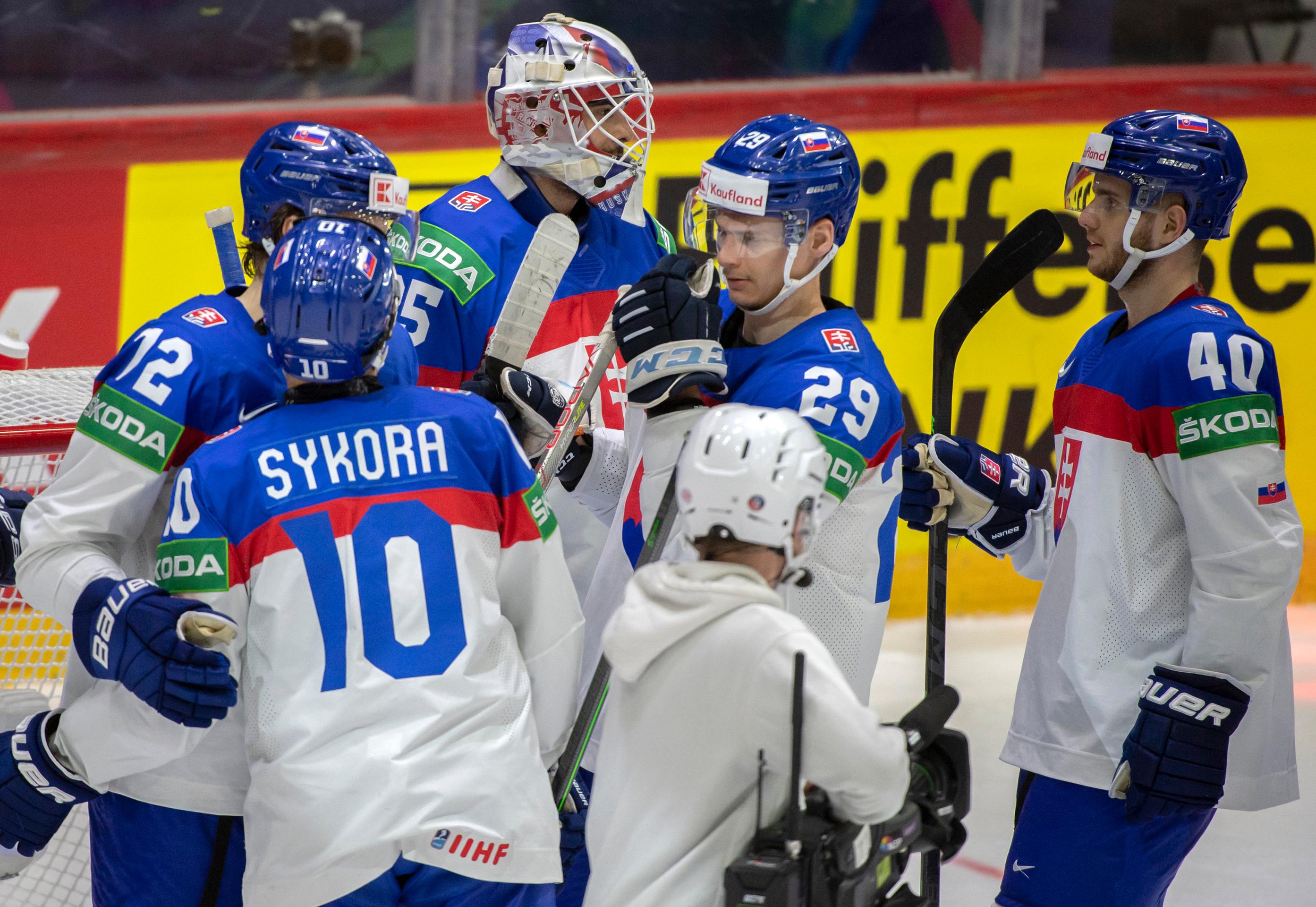 Slováci ďakujú brankárovi Adamovi Húskovi po víťazstve nad Kazachstanom na MS 2022.