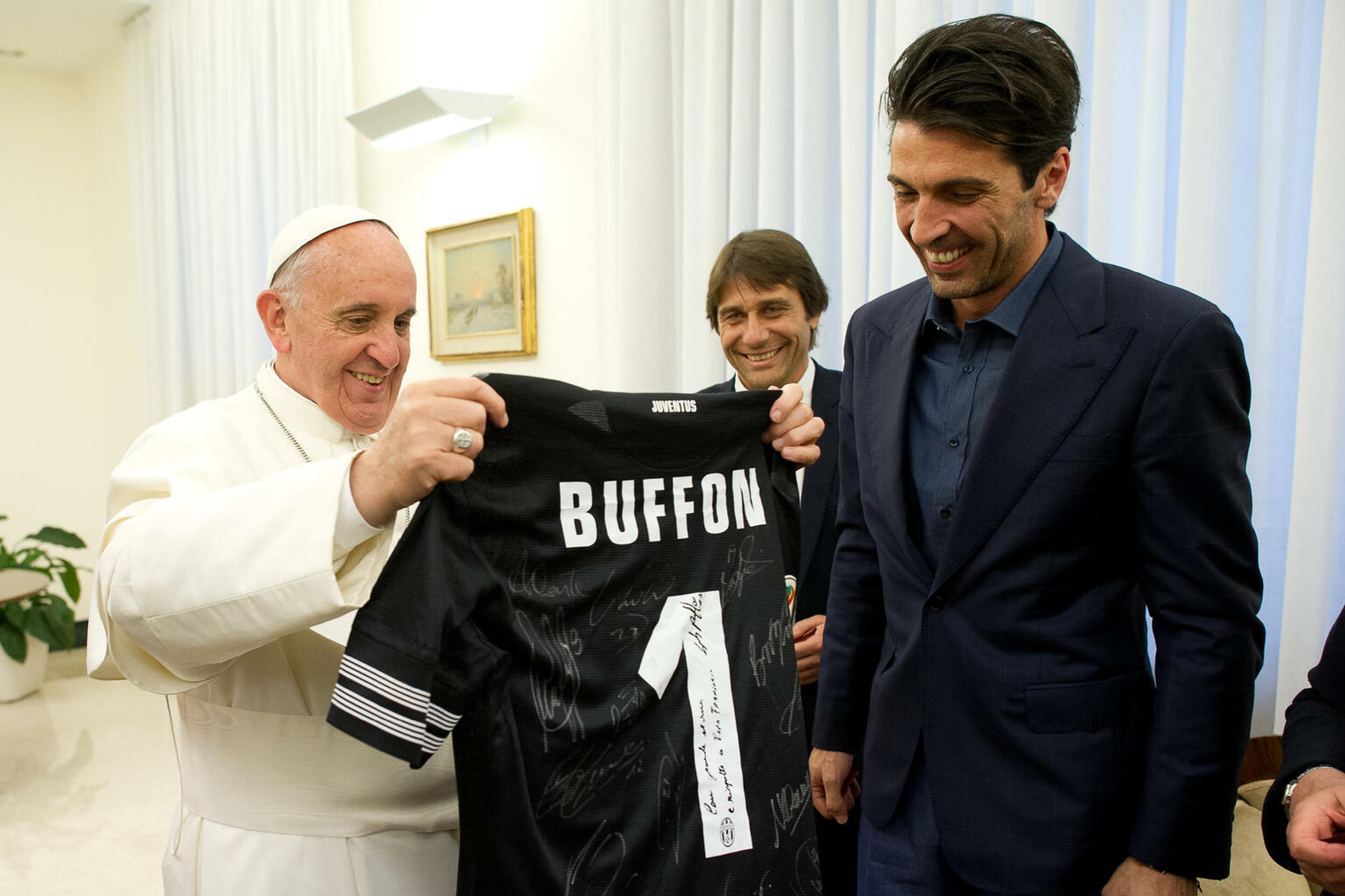Kapitán Juventusu Turín Gianluigi Buffon (vpravo) odovzdal pápežovi Františkovi podpísaný futbalový dres klubu počas audiencie v