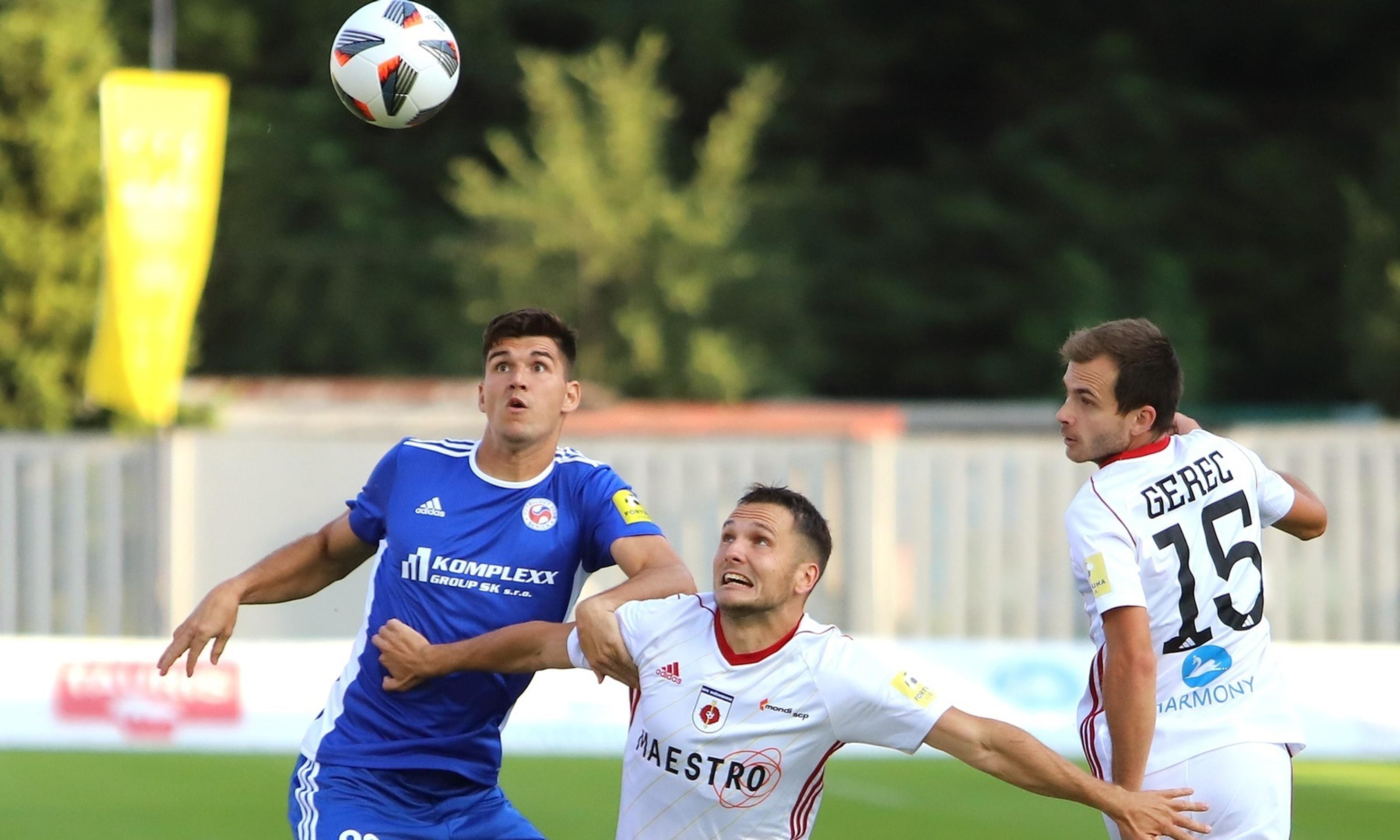 Na snímke zľava Tomáš Egert (Senica), Dalibor Tkáč a Štefan Gerec (obaja Ružomberok).