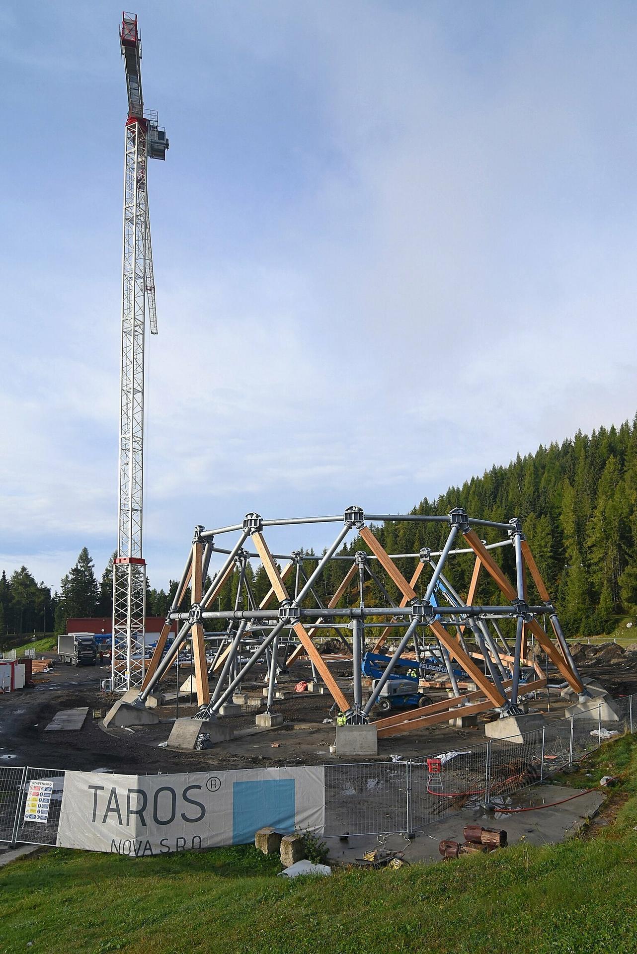 Robotník na stavbe vyhliadkovej veže.