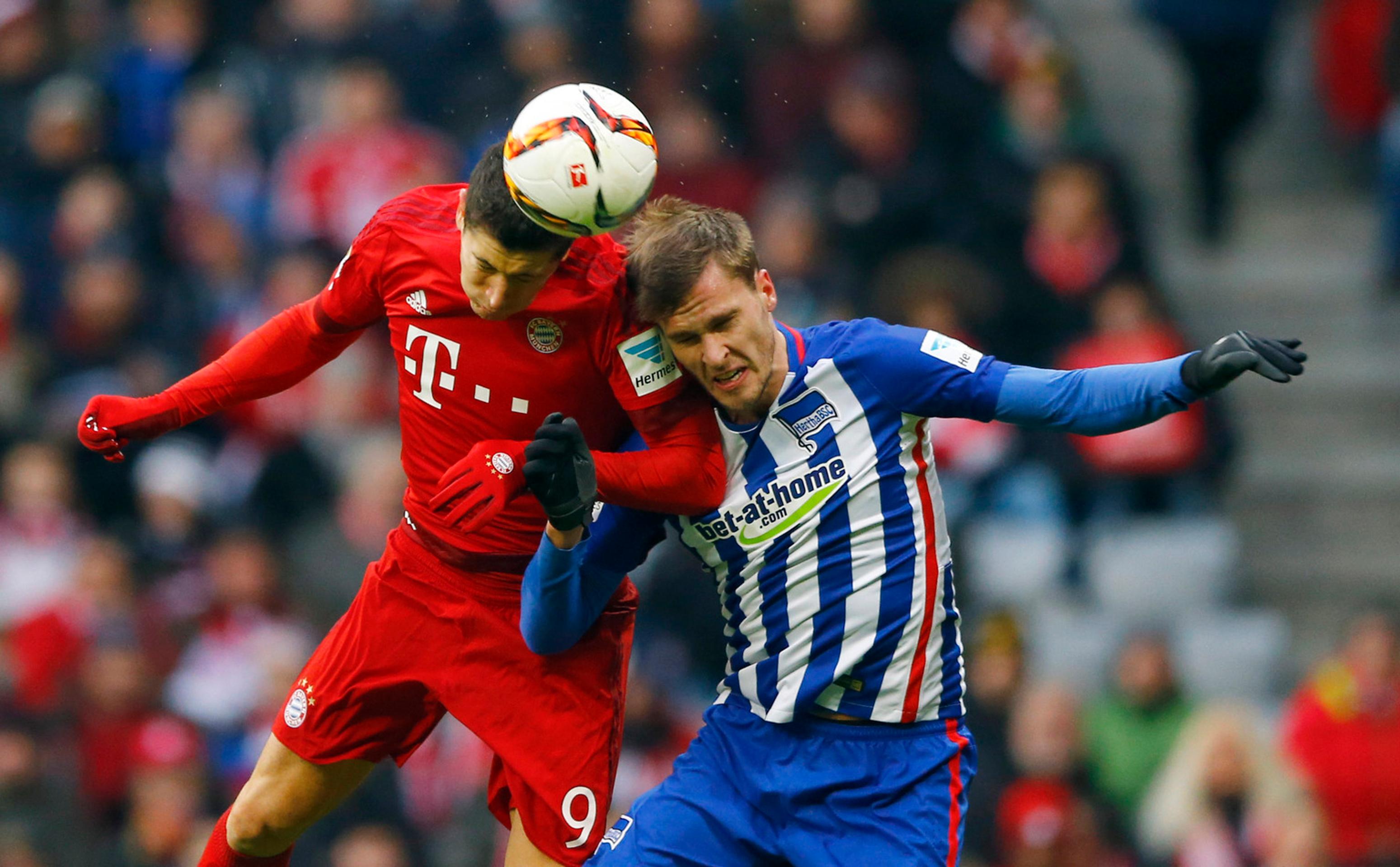 Robert Lewandowski (vľavo) a Sebastian Langkamp v hlavičkovom súboji.