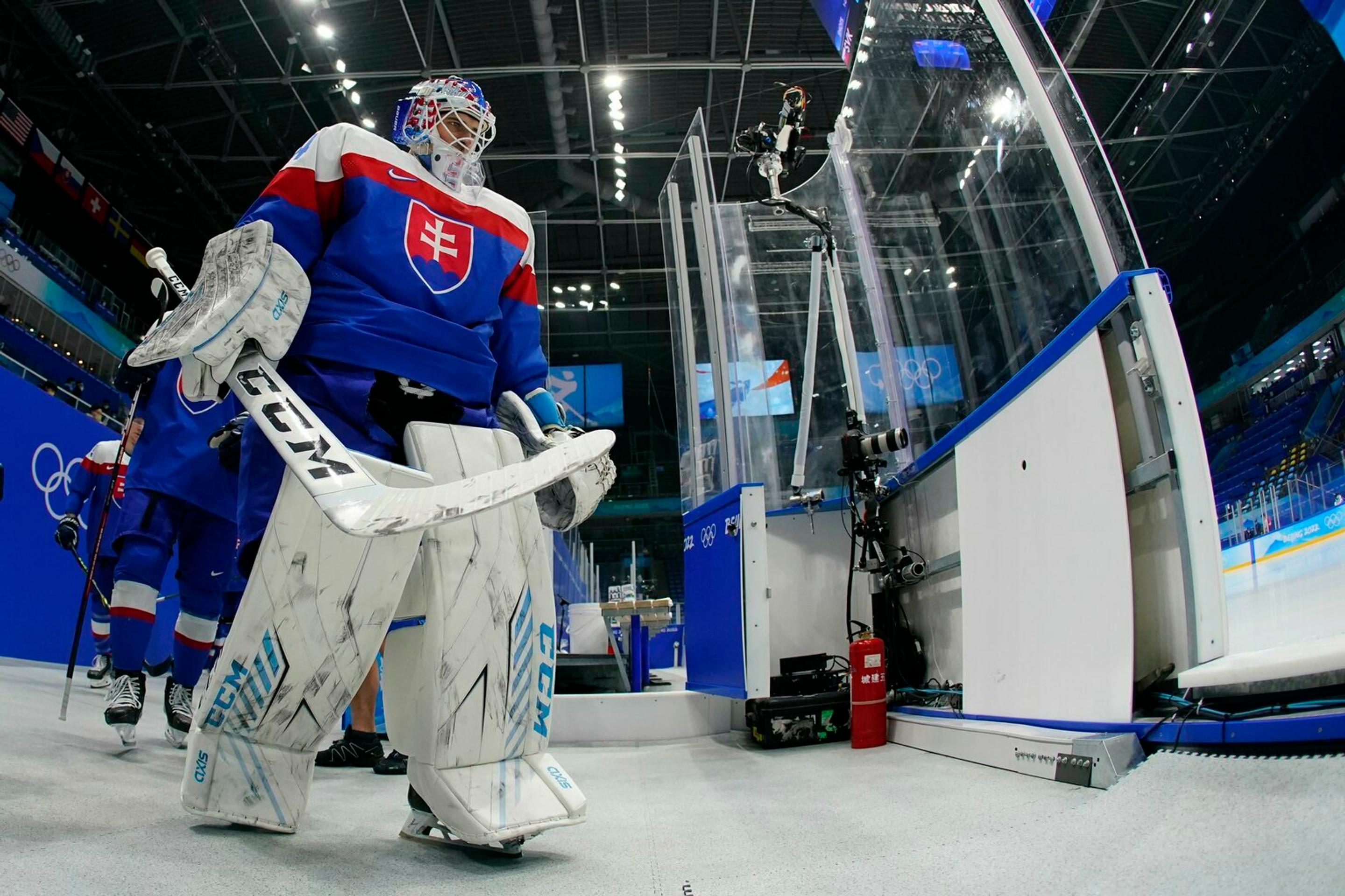 Gólman Slovenska Patrik Rybár pred duelom s Lotyšskom na ZOH 2022.