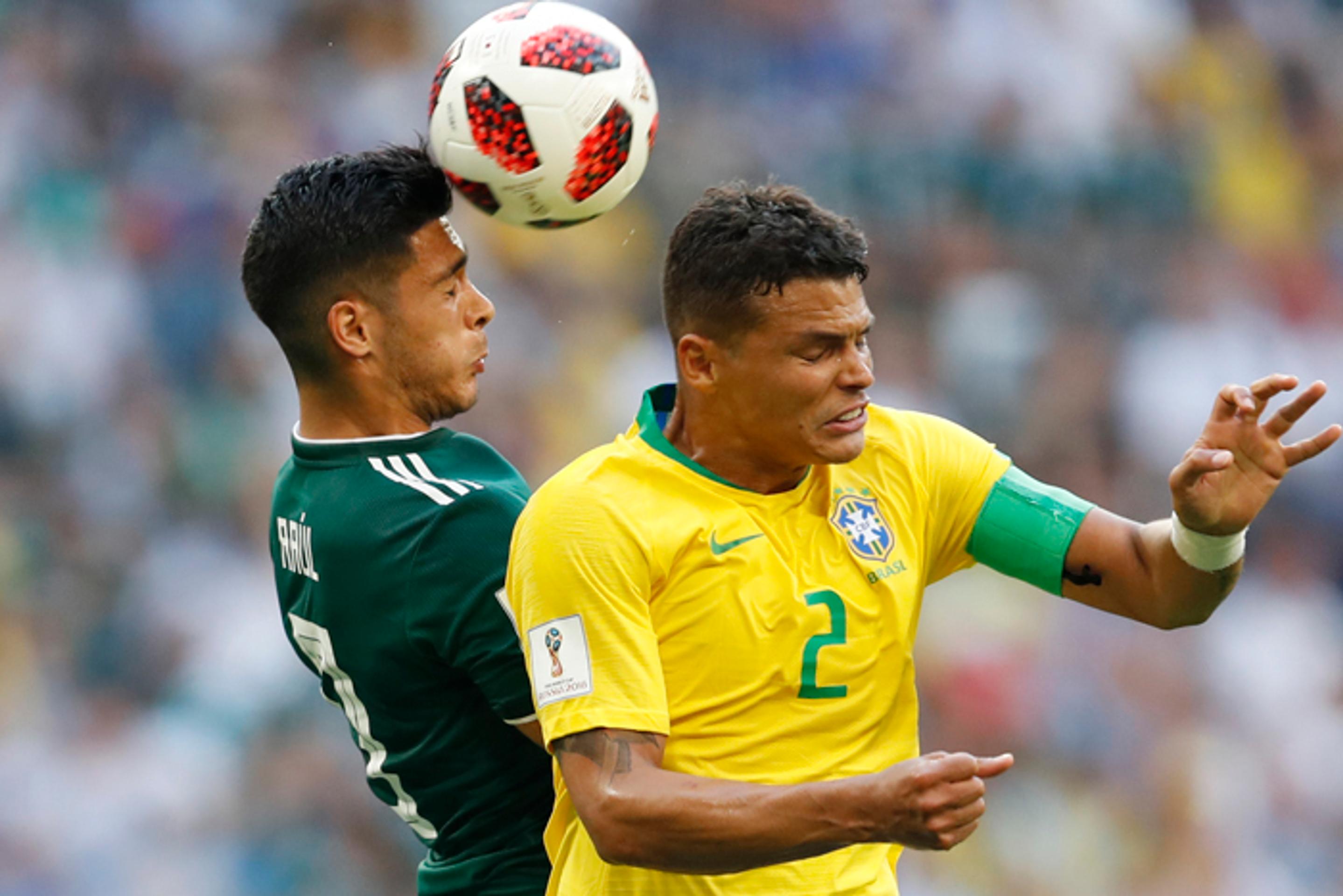 Vľavo mexický hrác Raul Jimenez v súboji o loptu s Brazílčanom Thiago Silva. 
