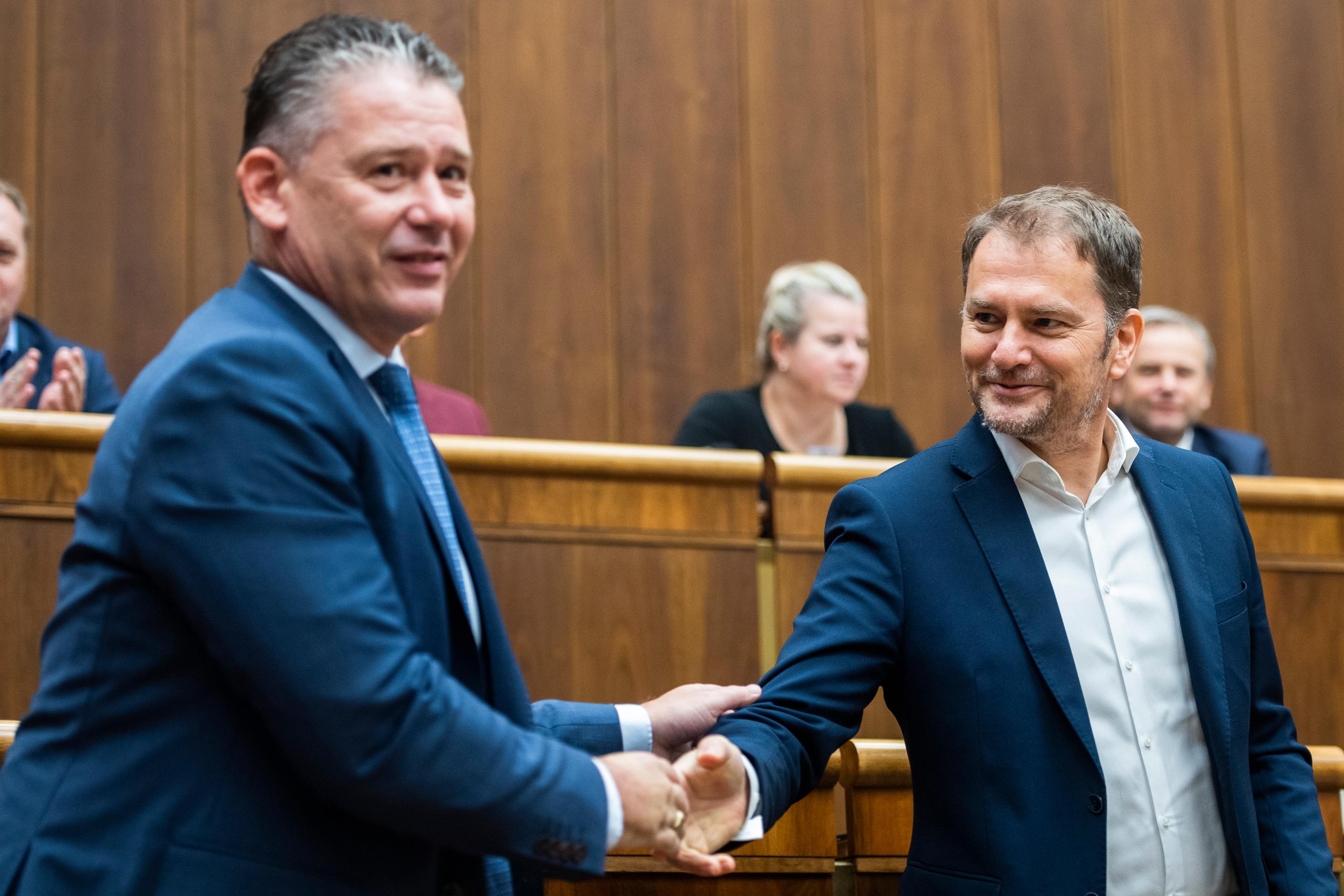 Na snímke zľava minister vnútra SR Roman Mikulec (OĽaNO) a minister financií SR Igor Matovič (OĽaNO)