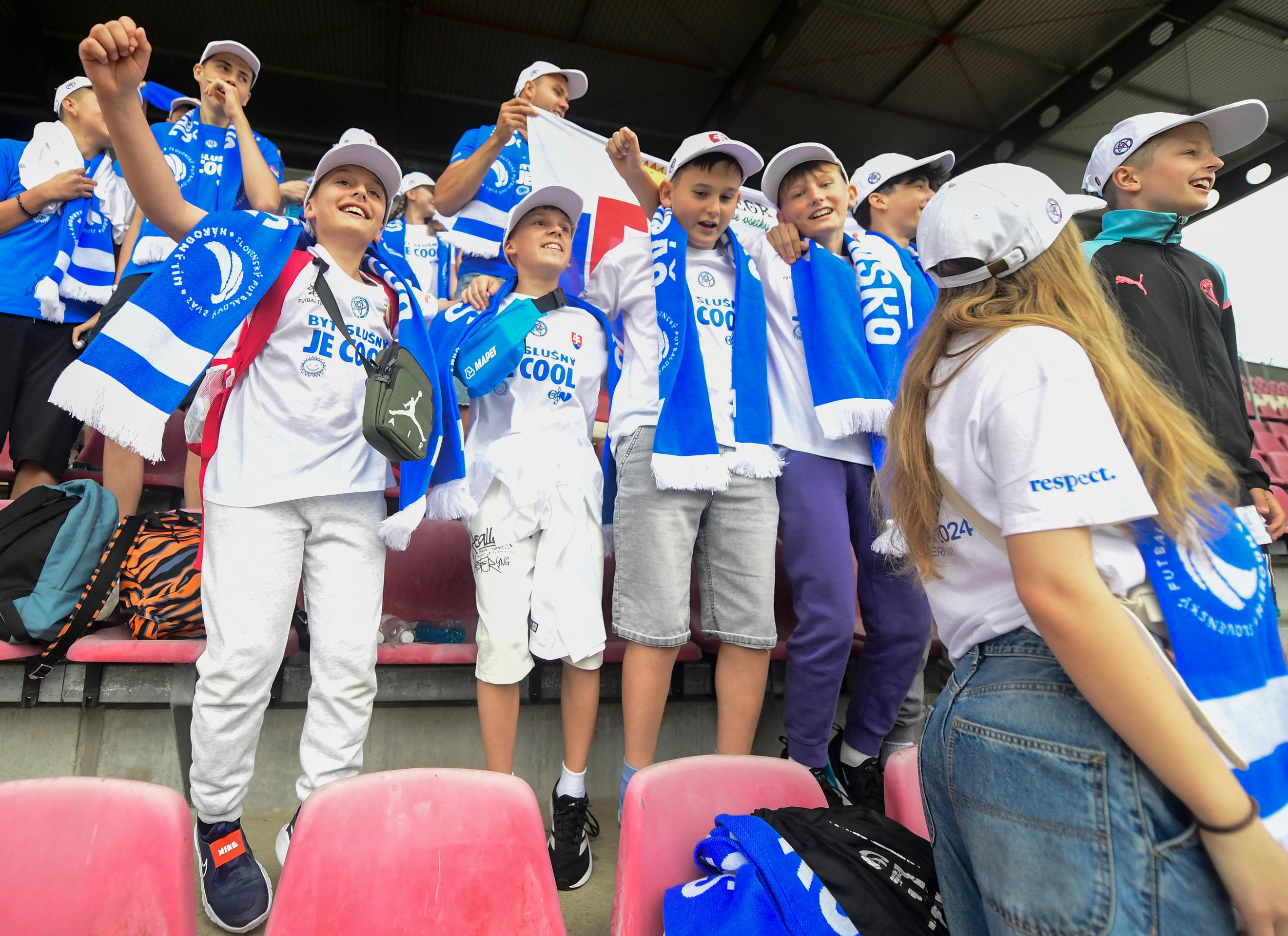 Na snímke deti, ktoré prišli povzbudiť slovenských futbalistov počas oficiálneho tréningu.