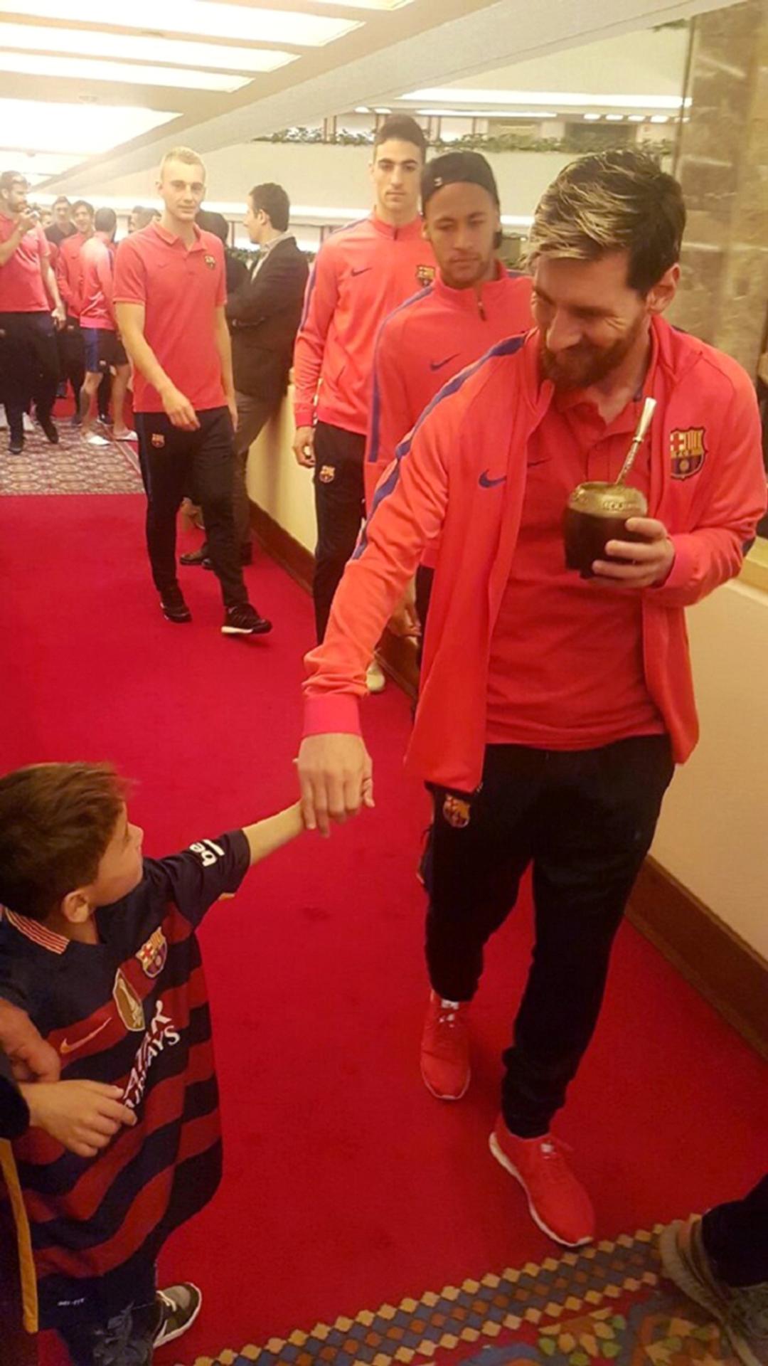 Murtaza Ahmadi a Lionel Messi.