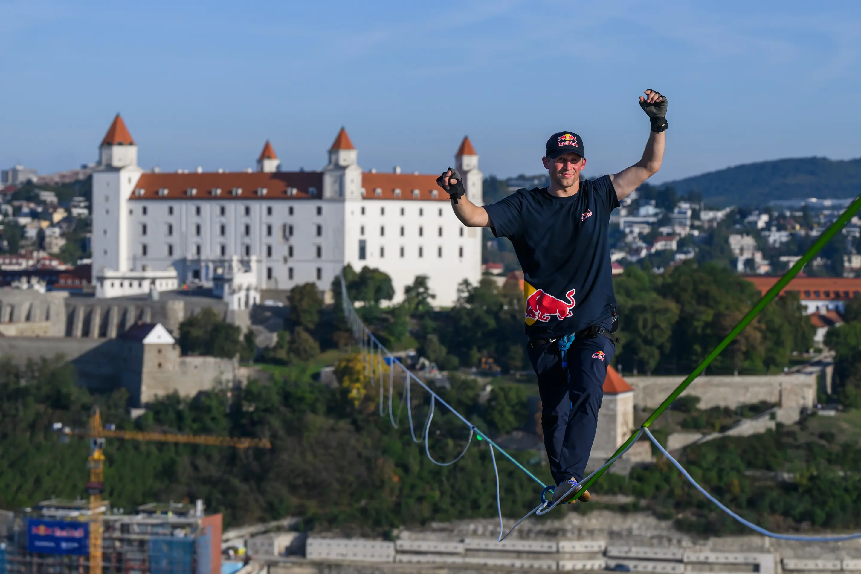 Estónec vo výške 100 metrov nad Bratislavou chce prekonať rekord.