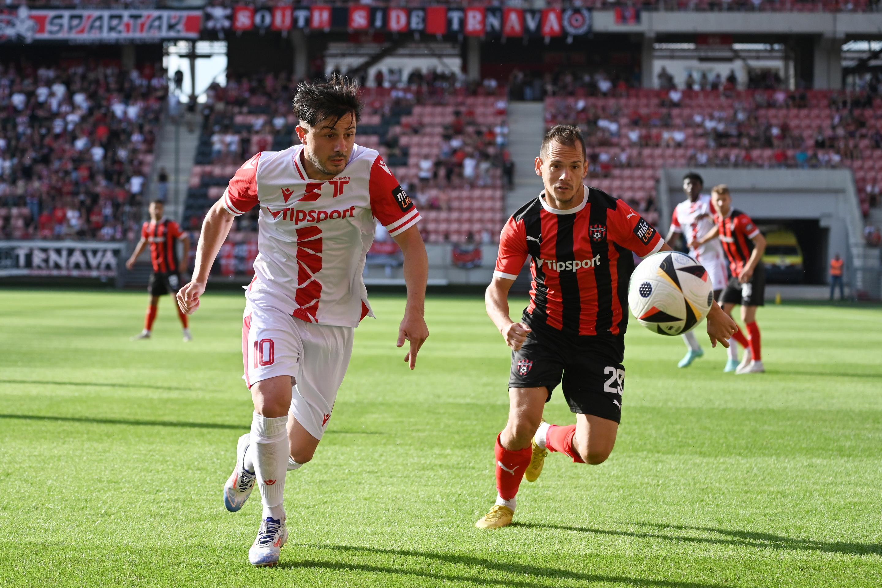 Sprava Trnavčan Martin Mikovič a hráč Trenčína Armin Derlek bojujú o loptu v 1. kole Niké ligy.