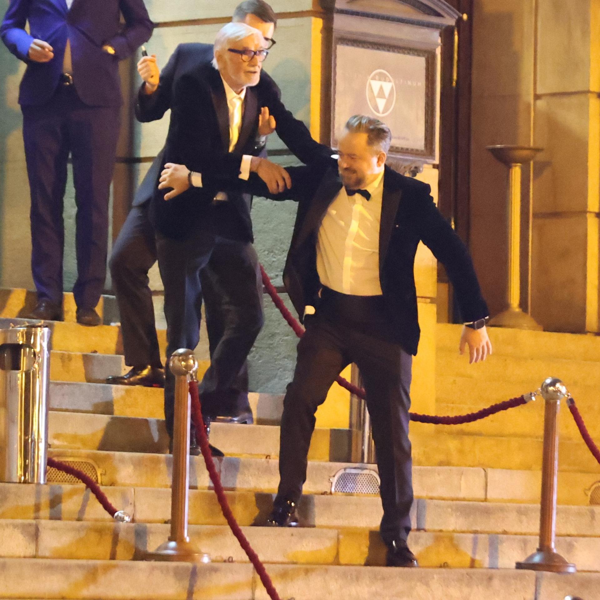 Na schodoch mu museli pomáhať.