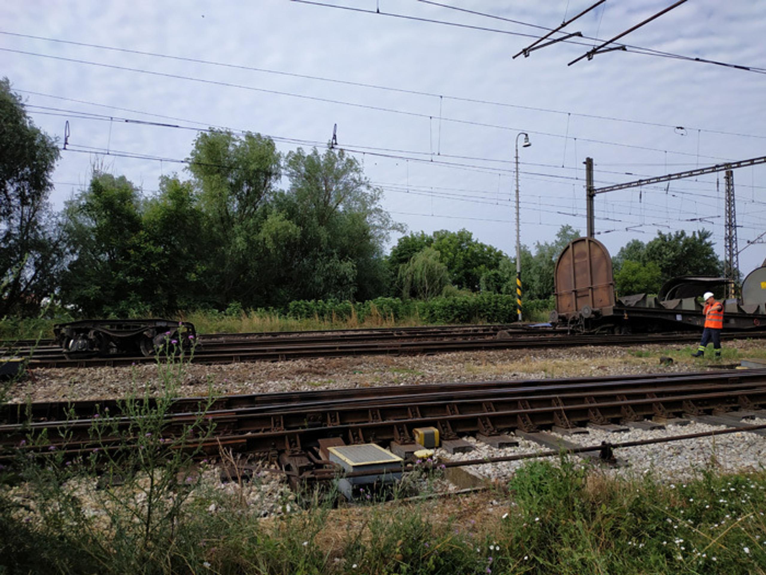 Vykoľajený vlak v Trnovci nad Váhom.