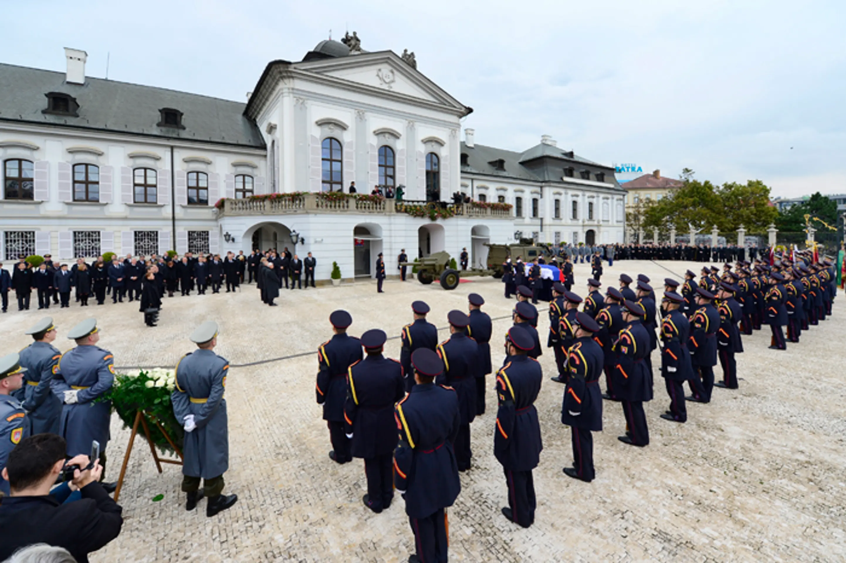 Príslušníci Čestnej stráže stoja pri rakve s ostatkami prezidenta Michala Kováča počas poslednej rozlúčky na nádvorí Prezidentsk