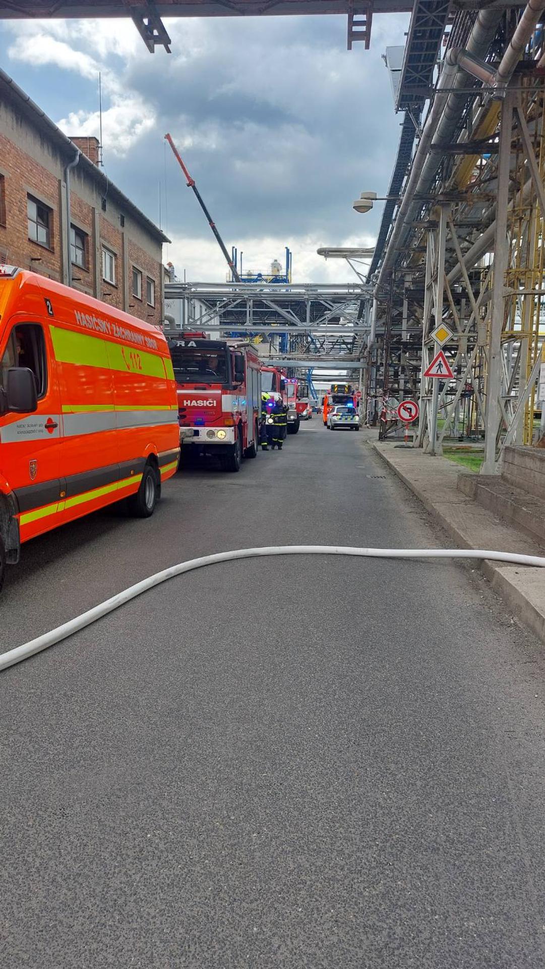 Hasiči a policajti zasahujú po výbuchu v chemickej továrni