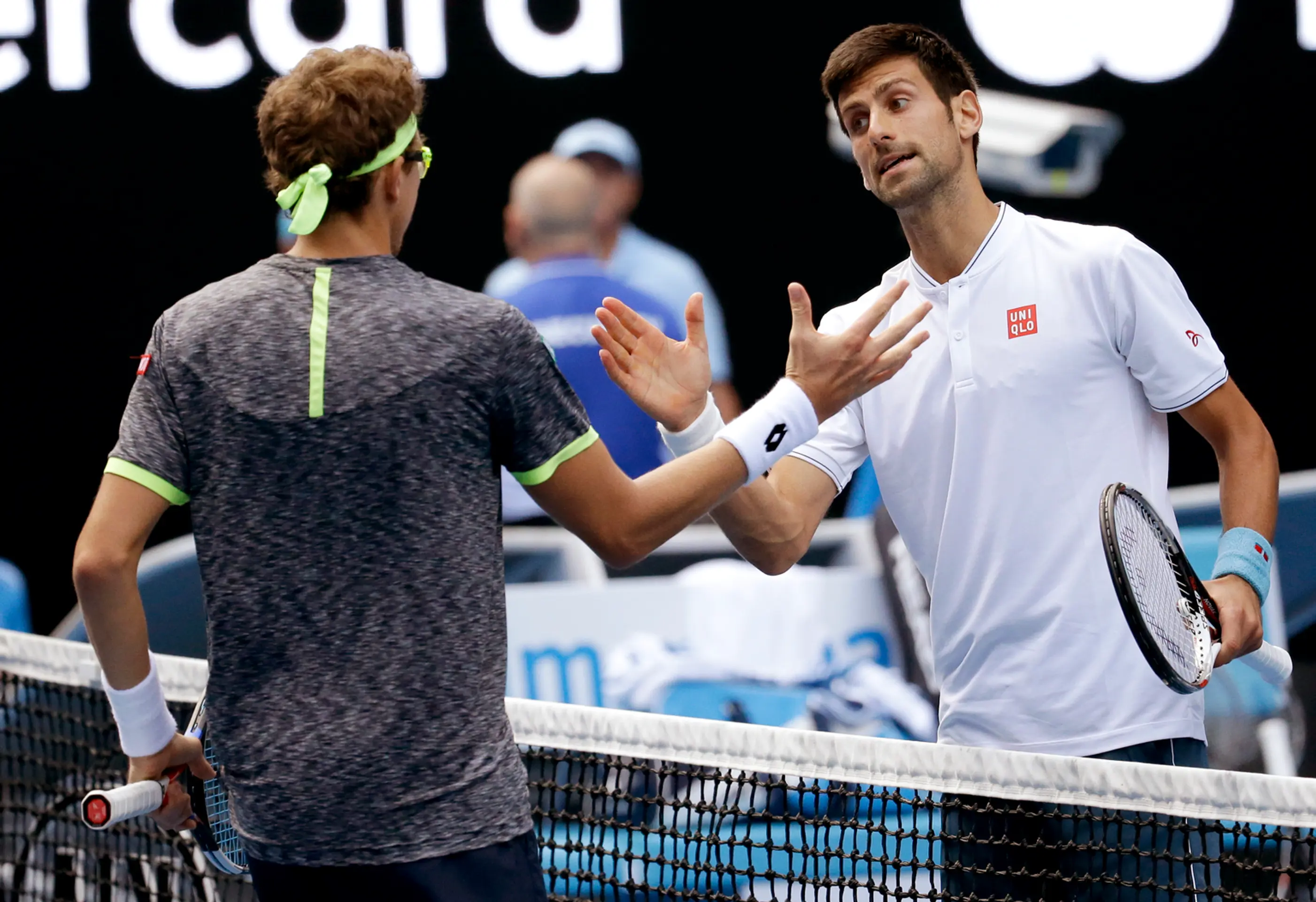 Novak Djokovič gratuluje k výhre Denisovi Isťominovi.