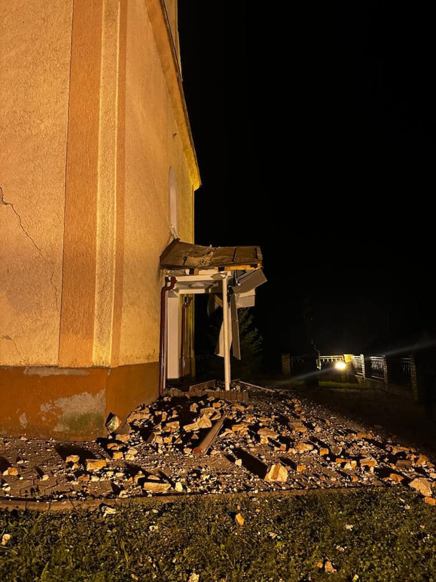 Poškodený kostol Najsvätejšieho Tela Pána v Jankovciach