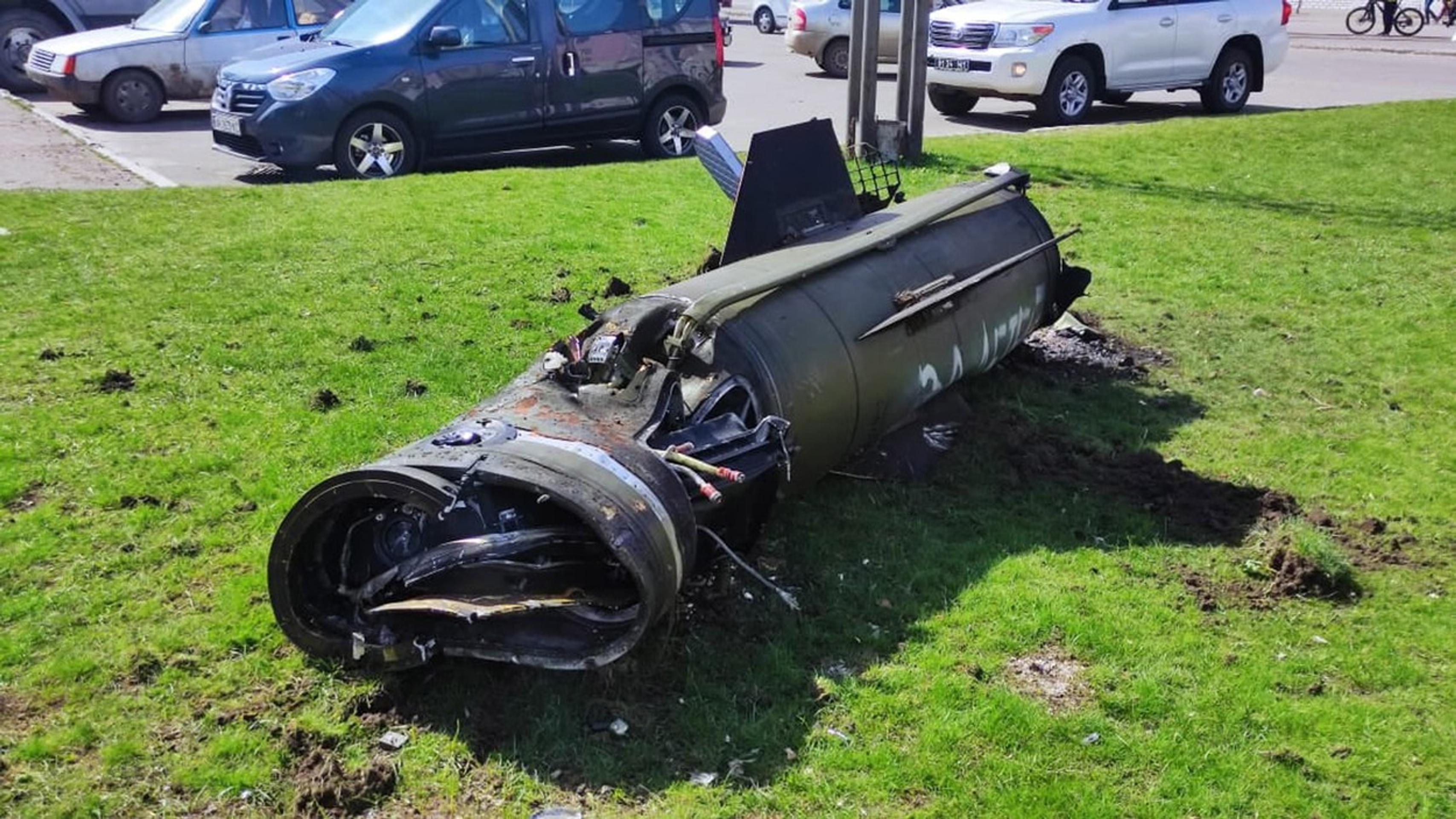 Fragmenty taktickej rakety Točka-U, ktoré sa našli v blízkosti železničnej stanice v Kramatorsku