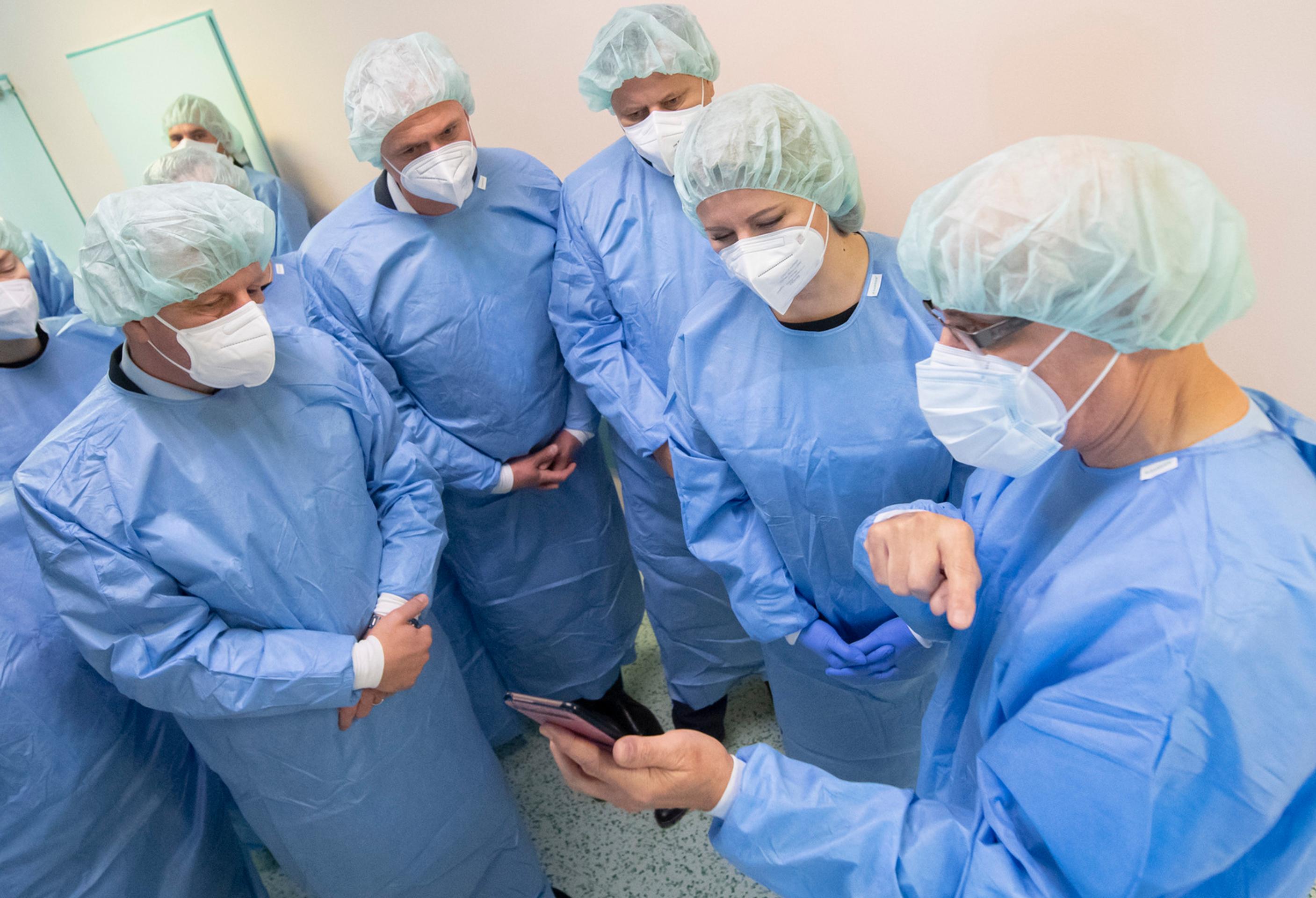 Z. Čaputová a V. Lengvarský na návšteve nemocnice v Ružinove.