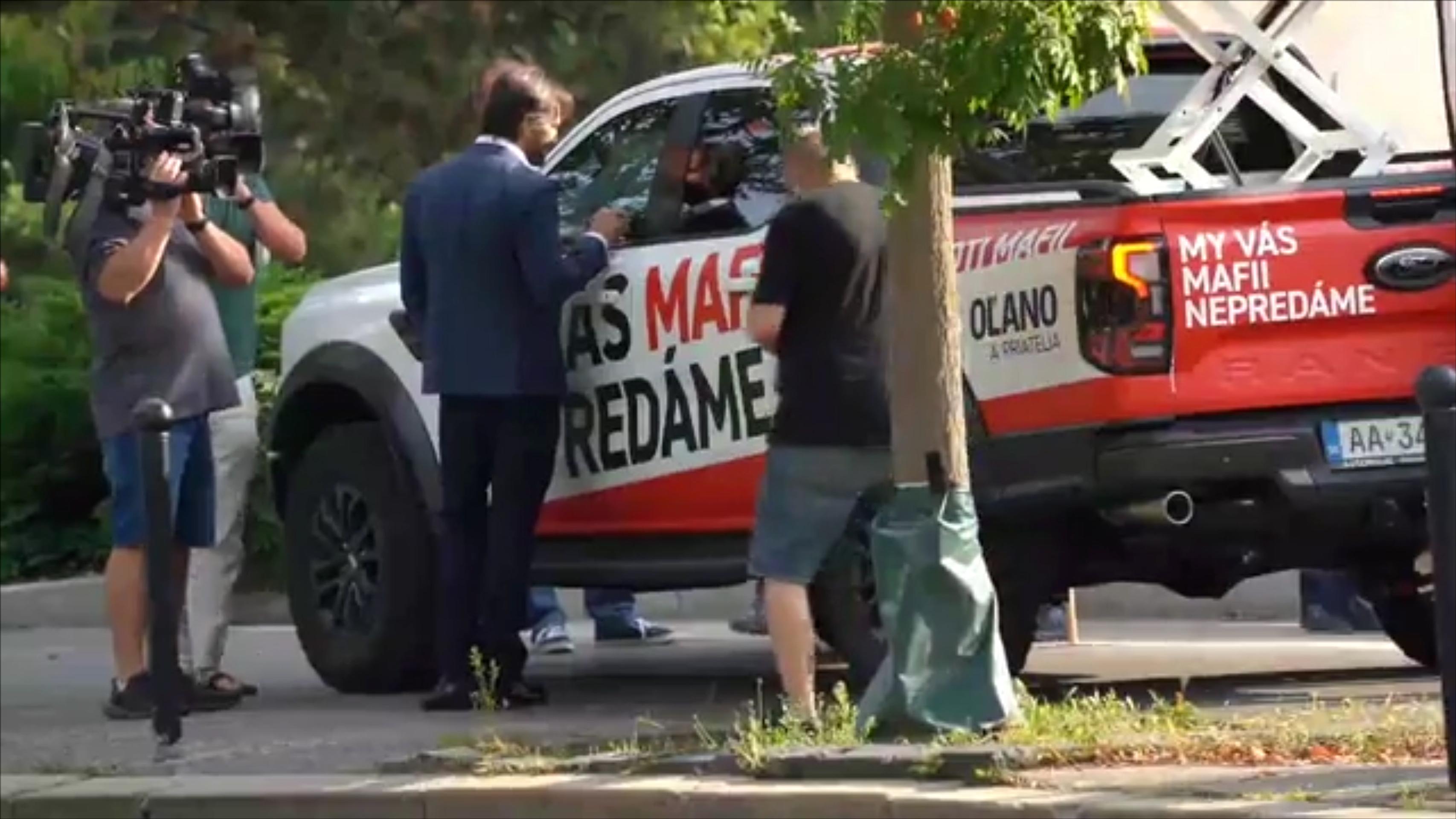 Robert Kaliňák prichádza za Igorom Matovičom.