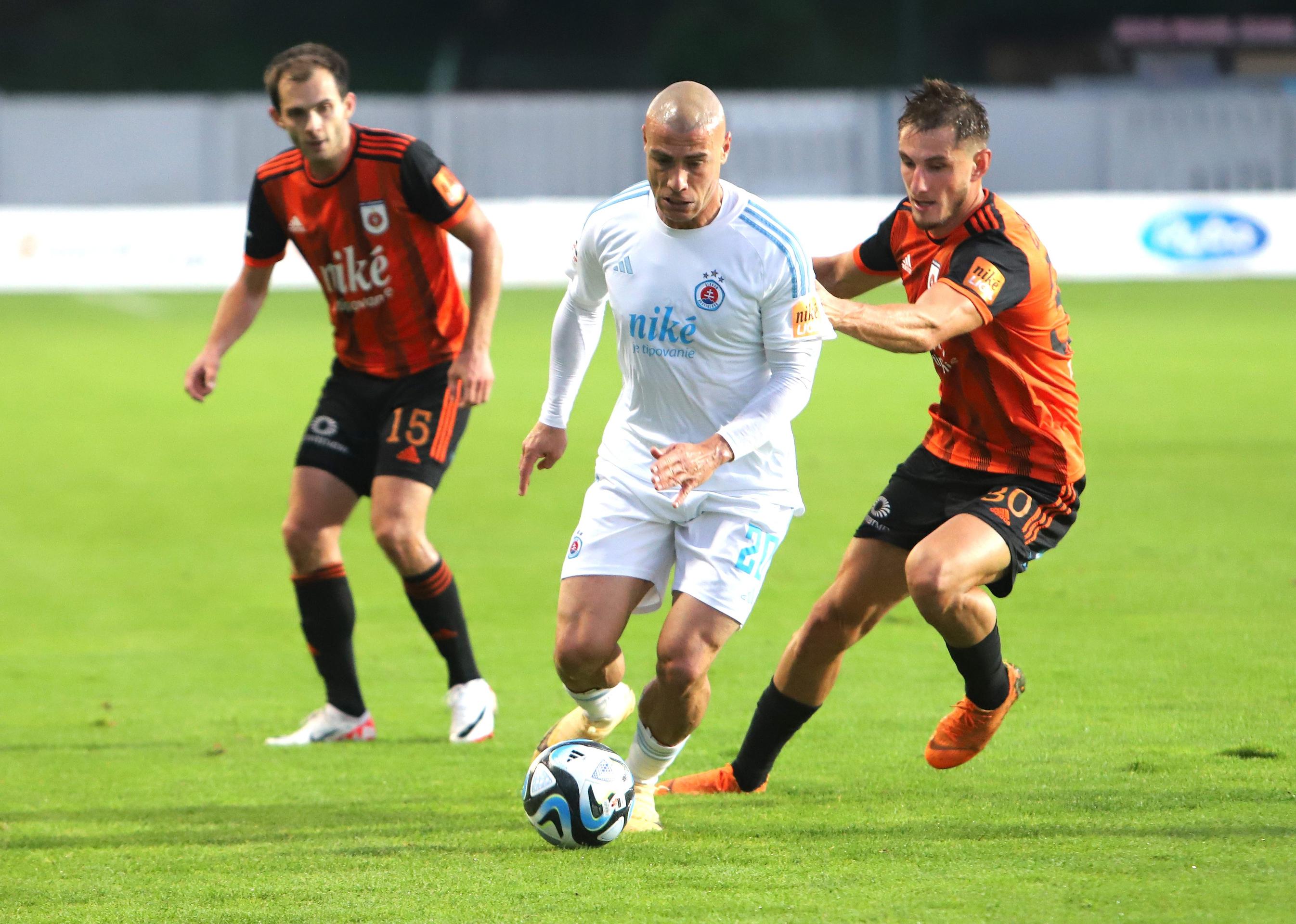 Zľava Štefan Gerec (Ružomberok), Jaba Kankava (Bratislava) a Martin Chrien (Ružomberok) v dohrávke 5. kola Niké ligy.