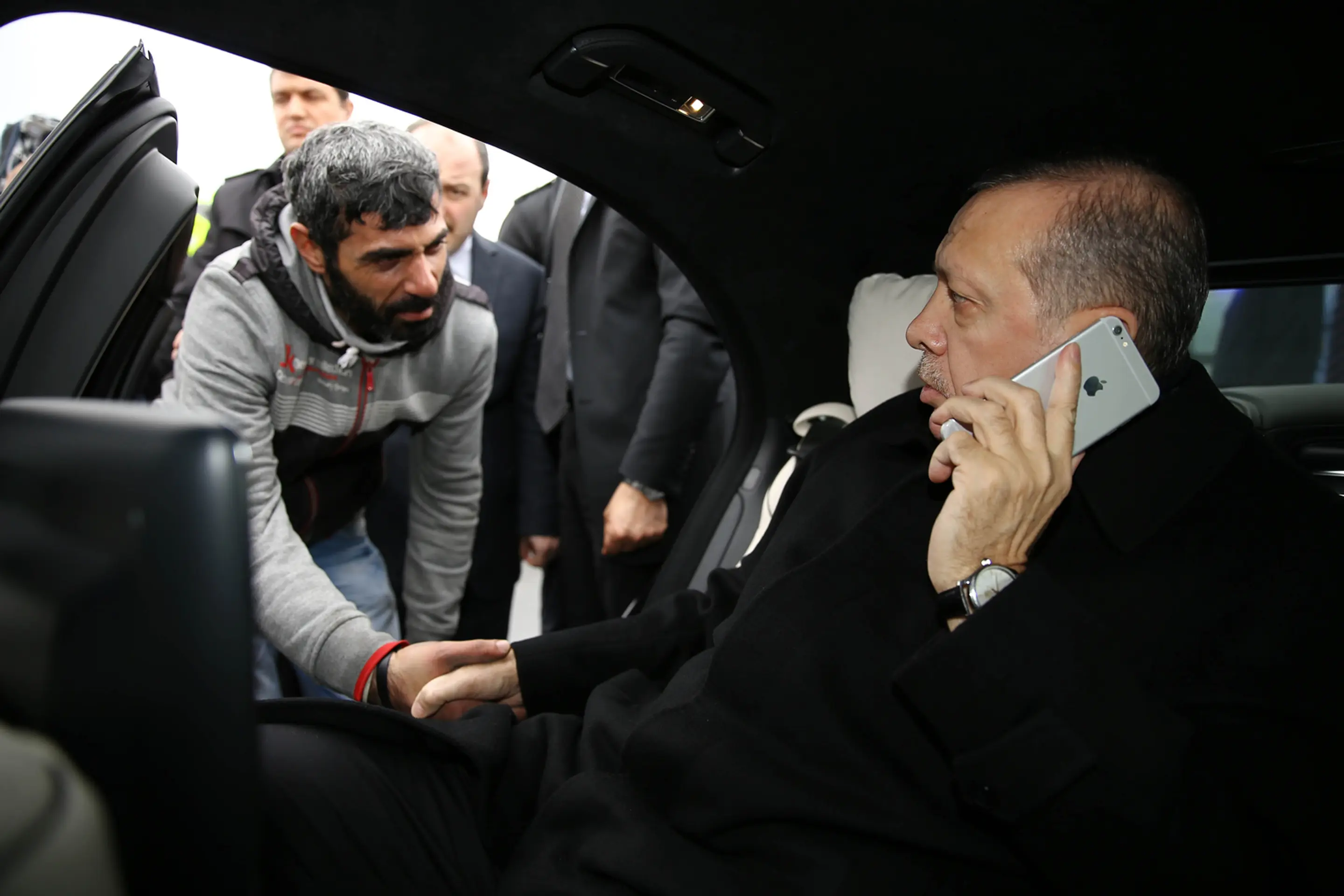 Turecký prezident Recep Tayyip Erdogan vyhovoril samovrahovi skok z mosta.