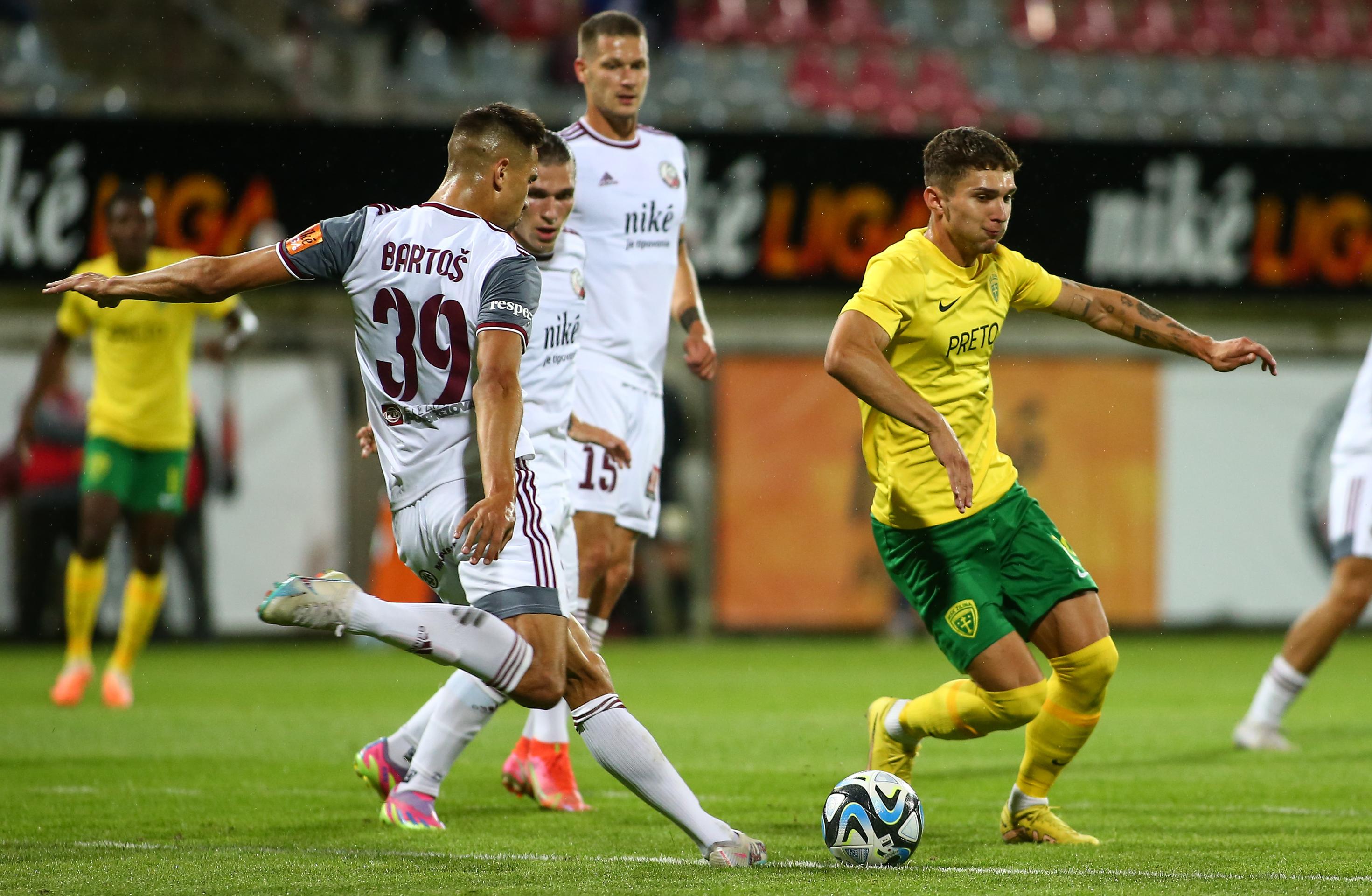 Sprava Dávid Ďuriš (Žilina), René Paraj, Peter Kováčik a Marek Kristián Bartoš (všetci Podbrezová) v súboji o loptu v zápase 2. kola Niké ligy.