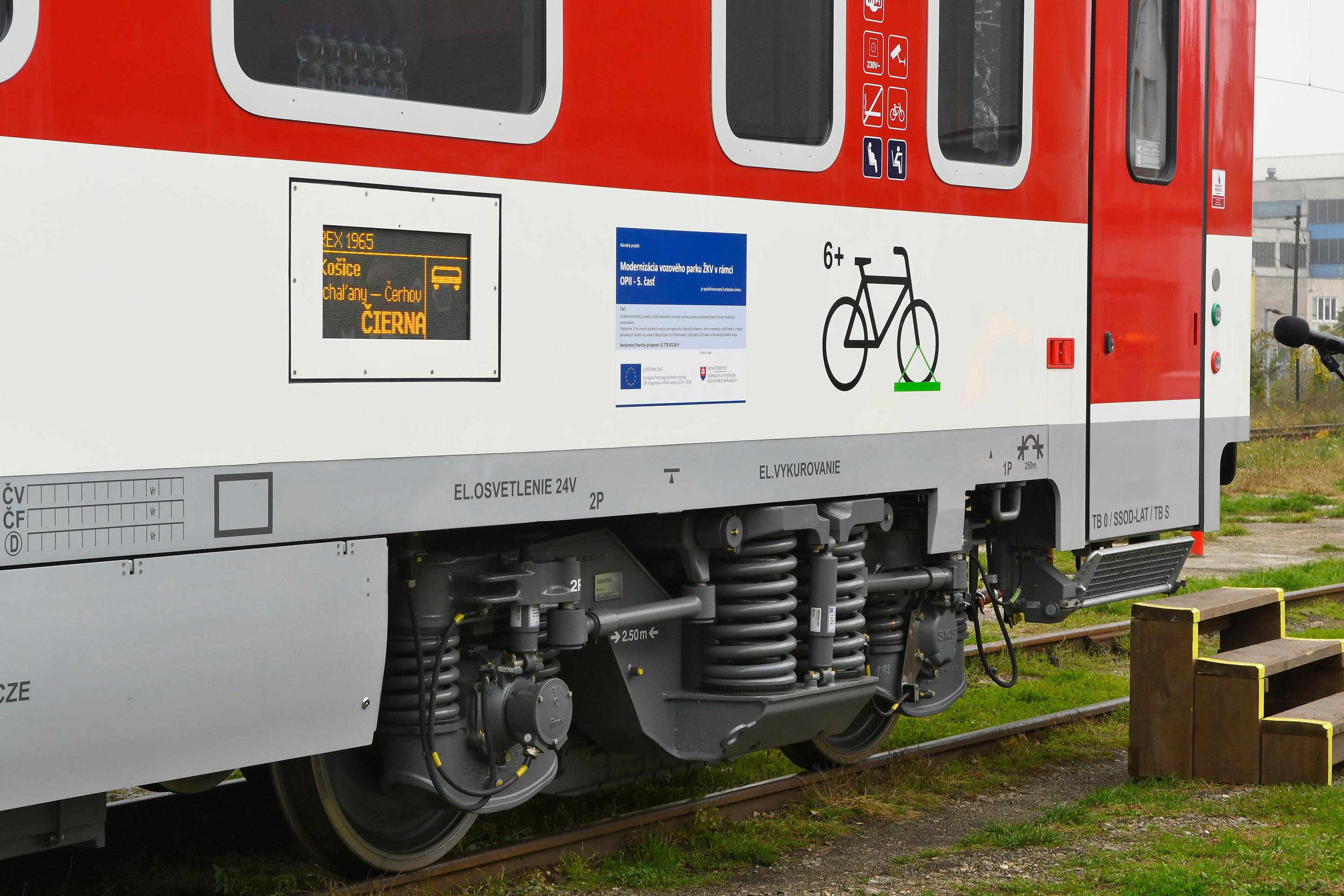 Železničná spoločnosť Slovensko predstavila jeden zo 17 kusov nových osobných vozňov druhej triedy.