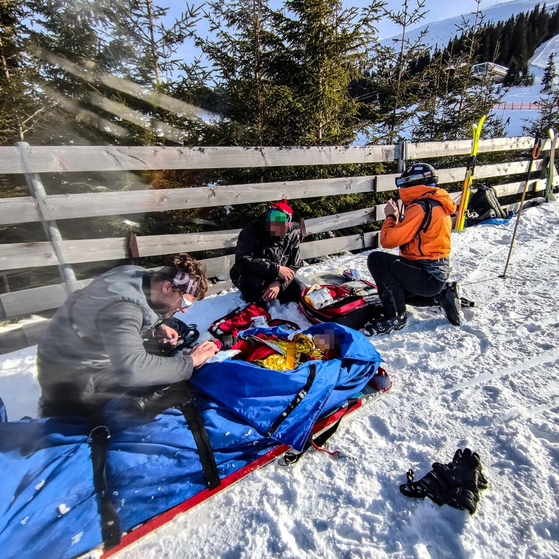 Zranenú ženu prevážal vrtuľník.