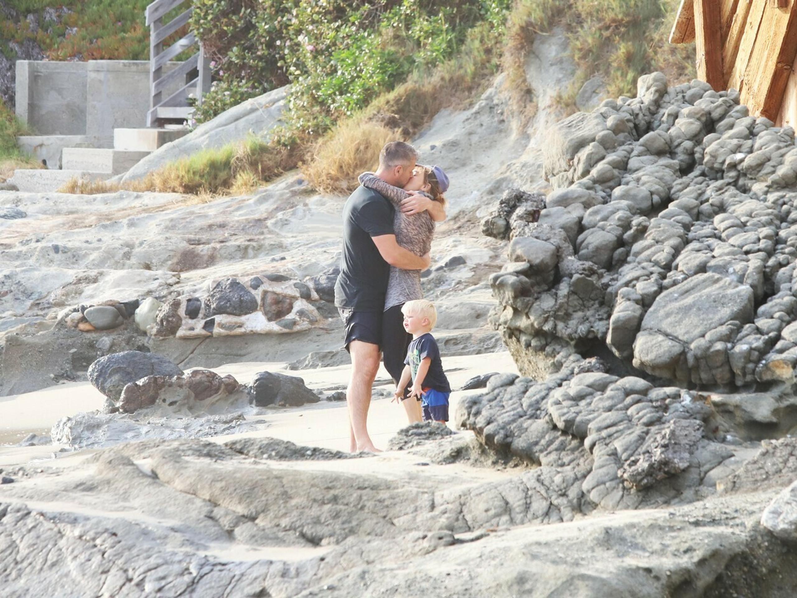 Renée a Ant vo vášnivom objatí