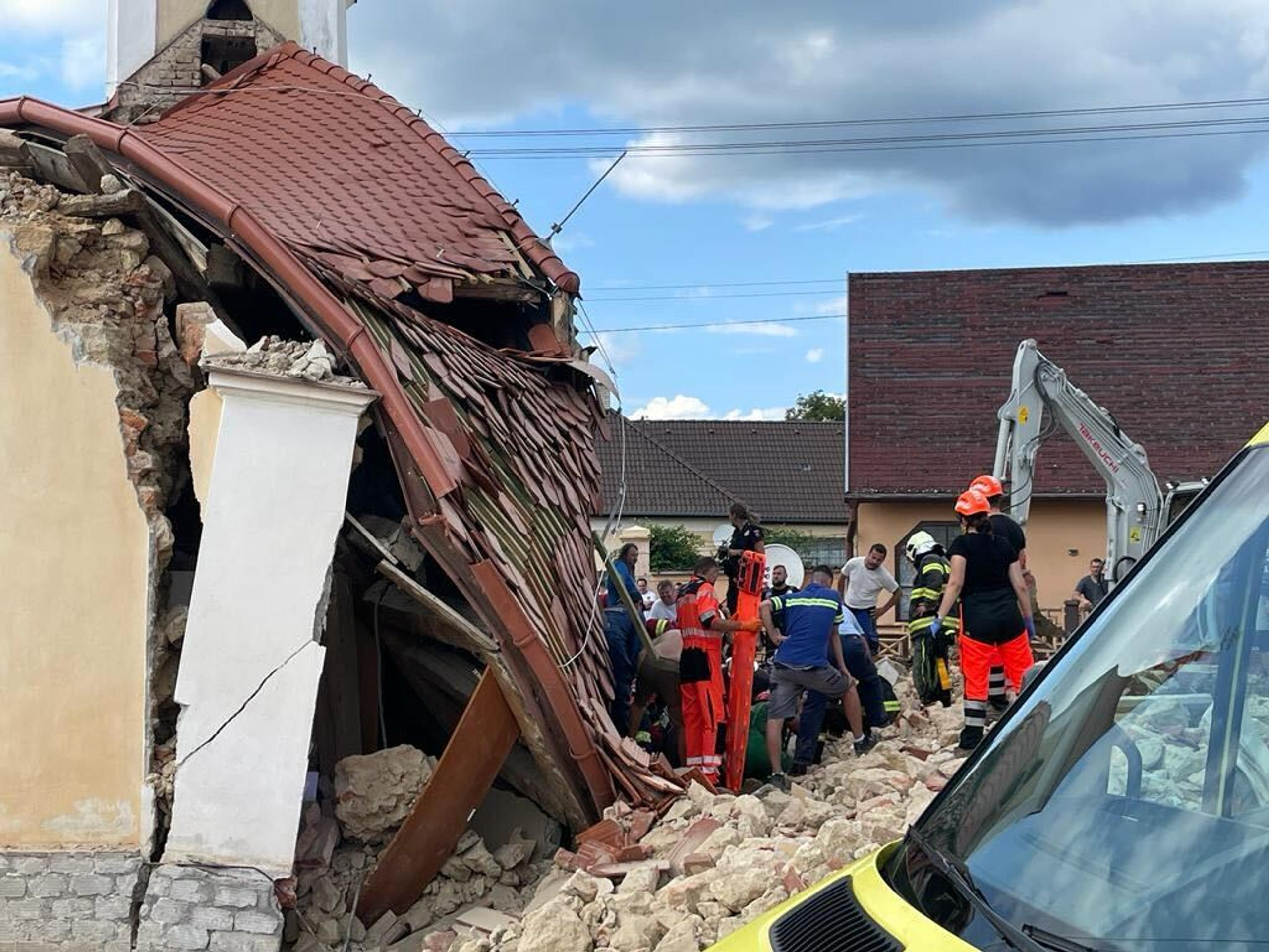 Na robotníka v Nedašovciach sa zrútila stena kaplnky