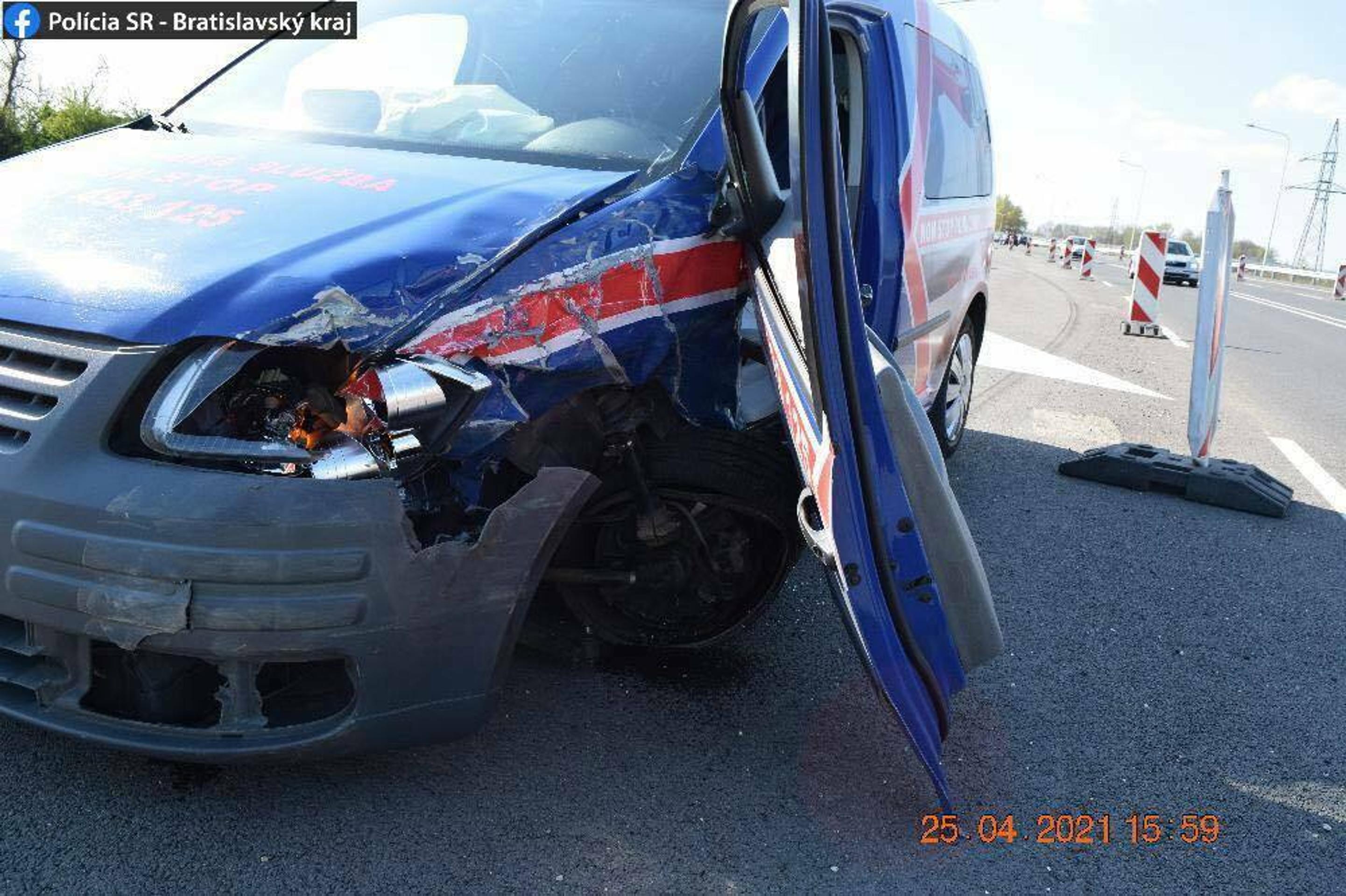 Auto vodiča, ktorý vošiel opitý do protismeru.