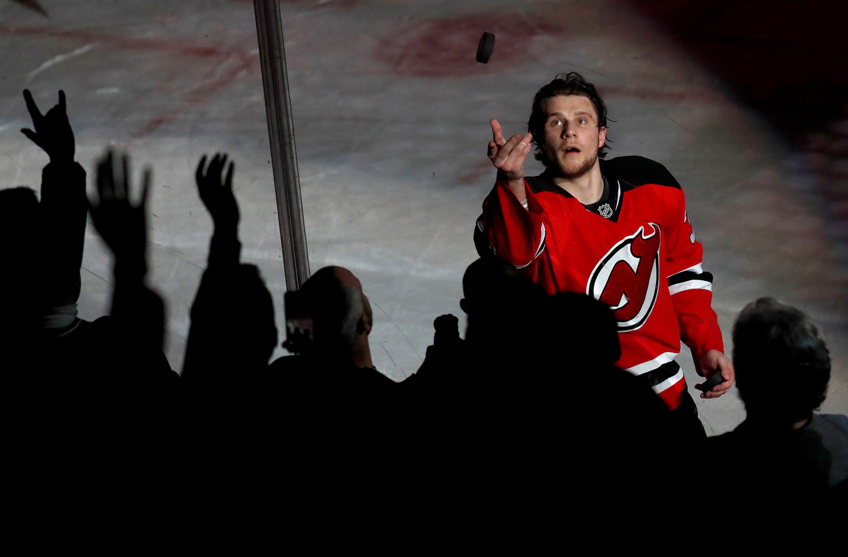 Český talent Pavel Zácha hádže do hľadiska puk po tom, čo jeho New Jersey si poradilo s Coloradom.