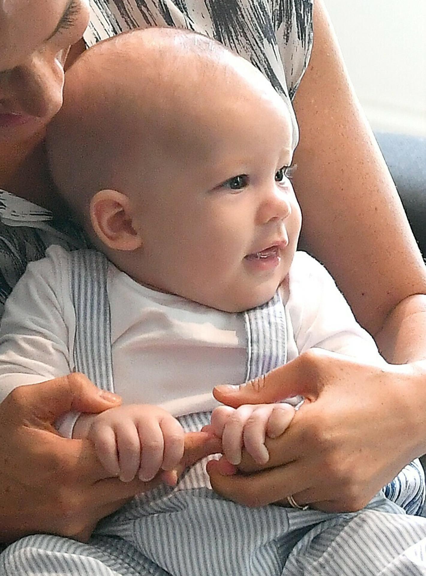 Kráľovský pár s Archiem navštívil Desmonda Tutu.