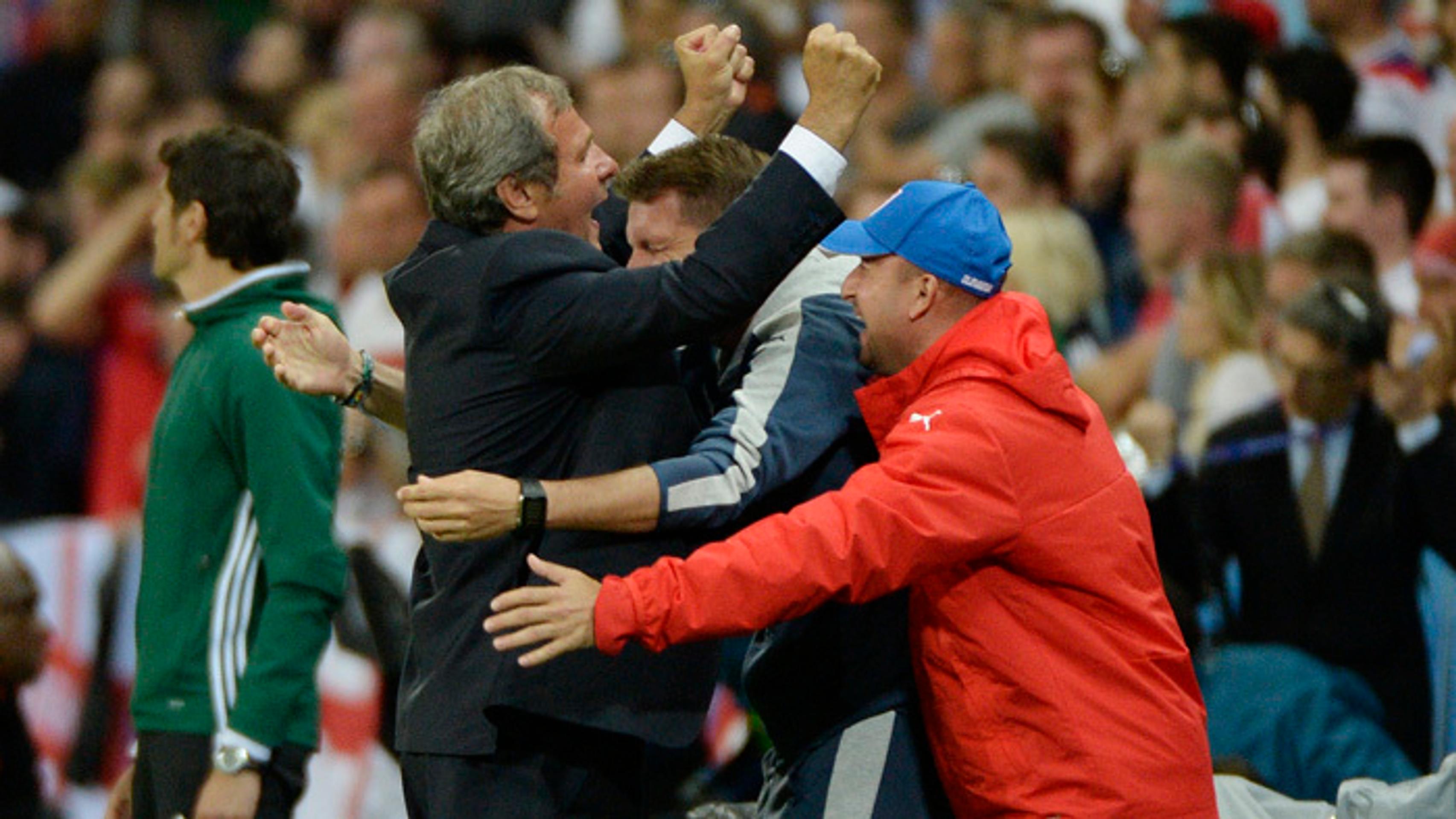 Radosť Jána Kozáka, asistenta Štefana Tarkoviča a maséra Mária Prelovského po rezíme s Anglickom.