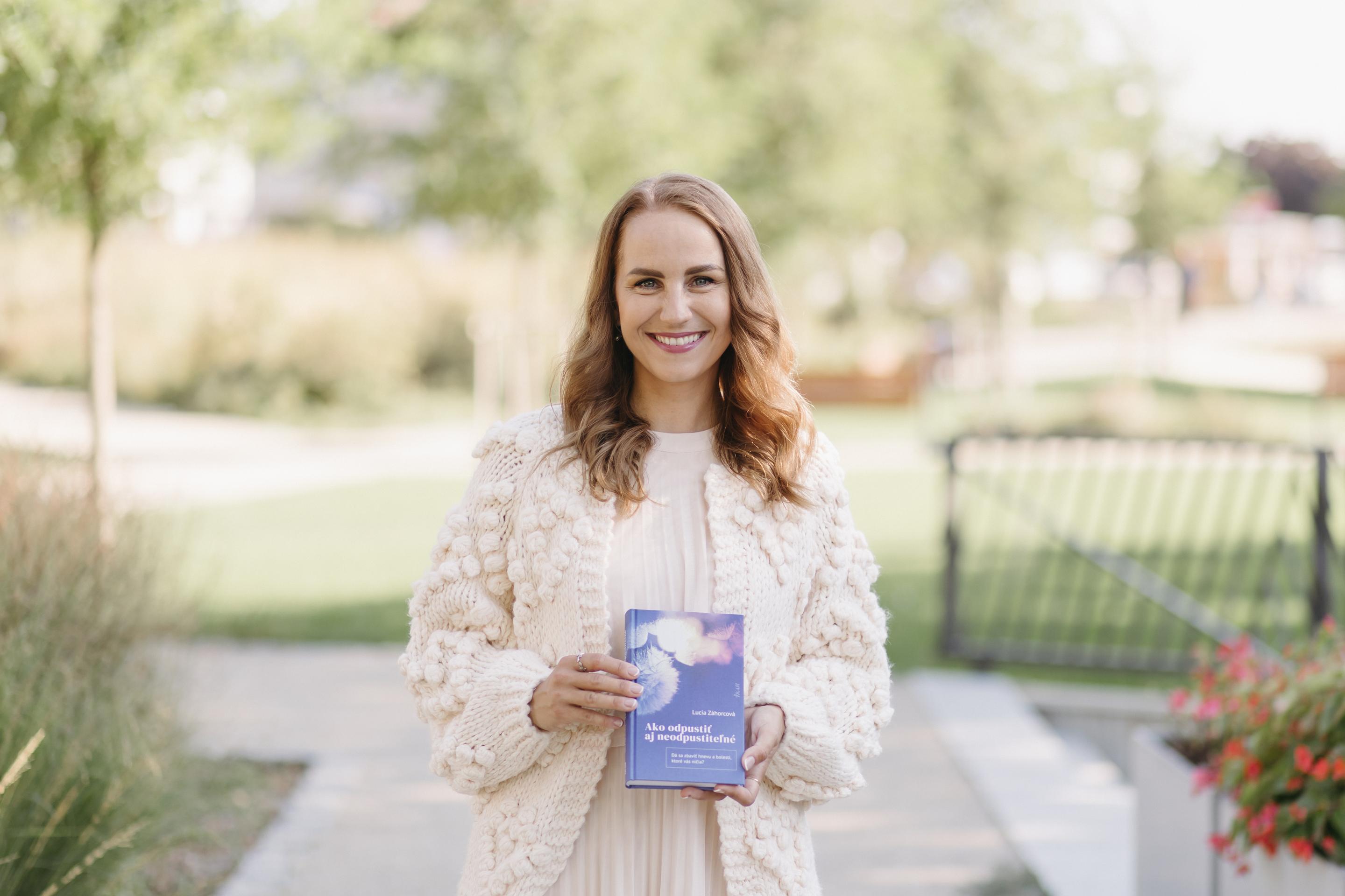 Publikácia Lucie Záhorcovej, Ako odpustiť aj neodpustiteľné, je výsledkom jej niekoľkoročnej praxe a výskumu. 