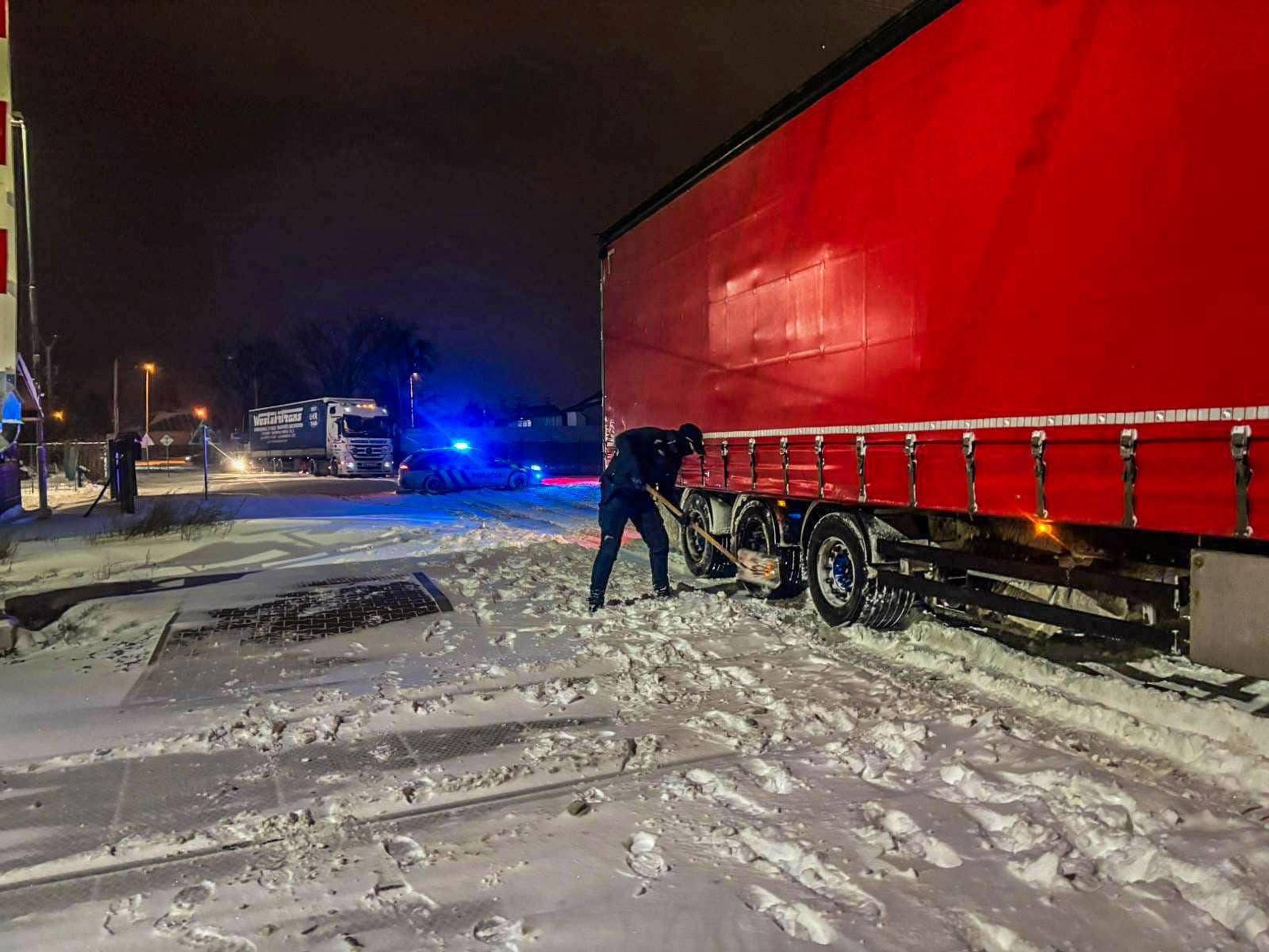 Kamión uviazol na priecestí