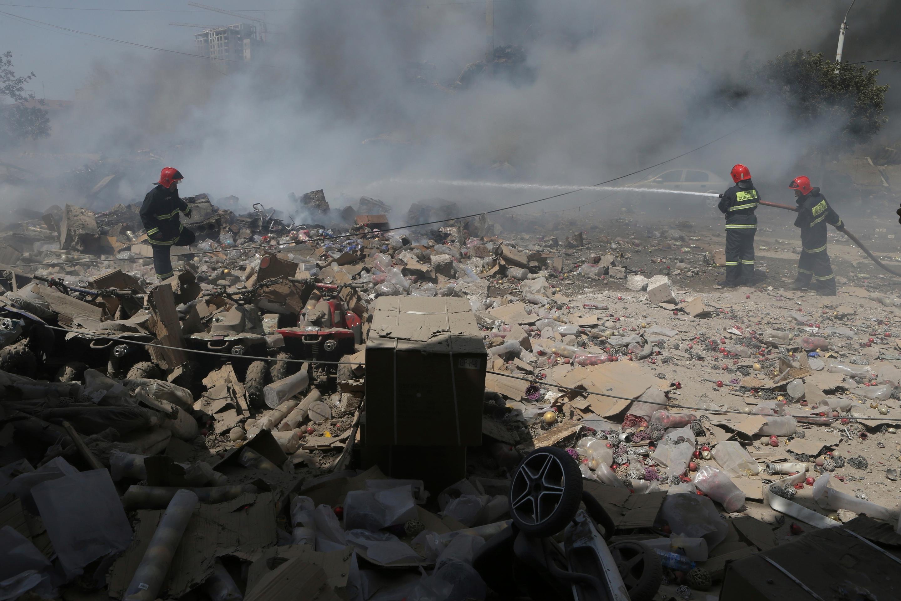 Hasiči hasia plamene