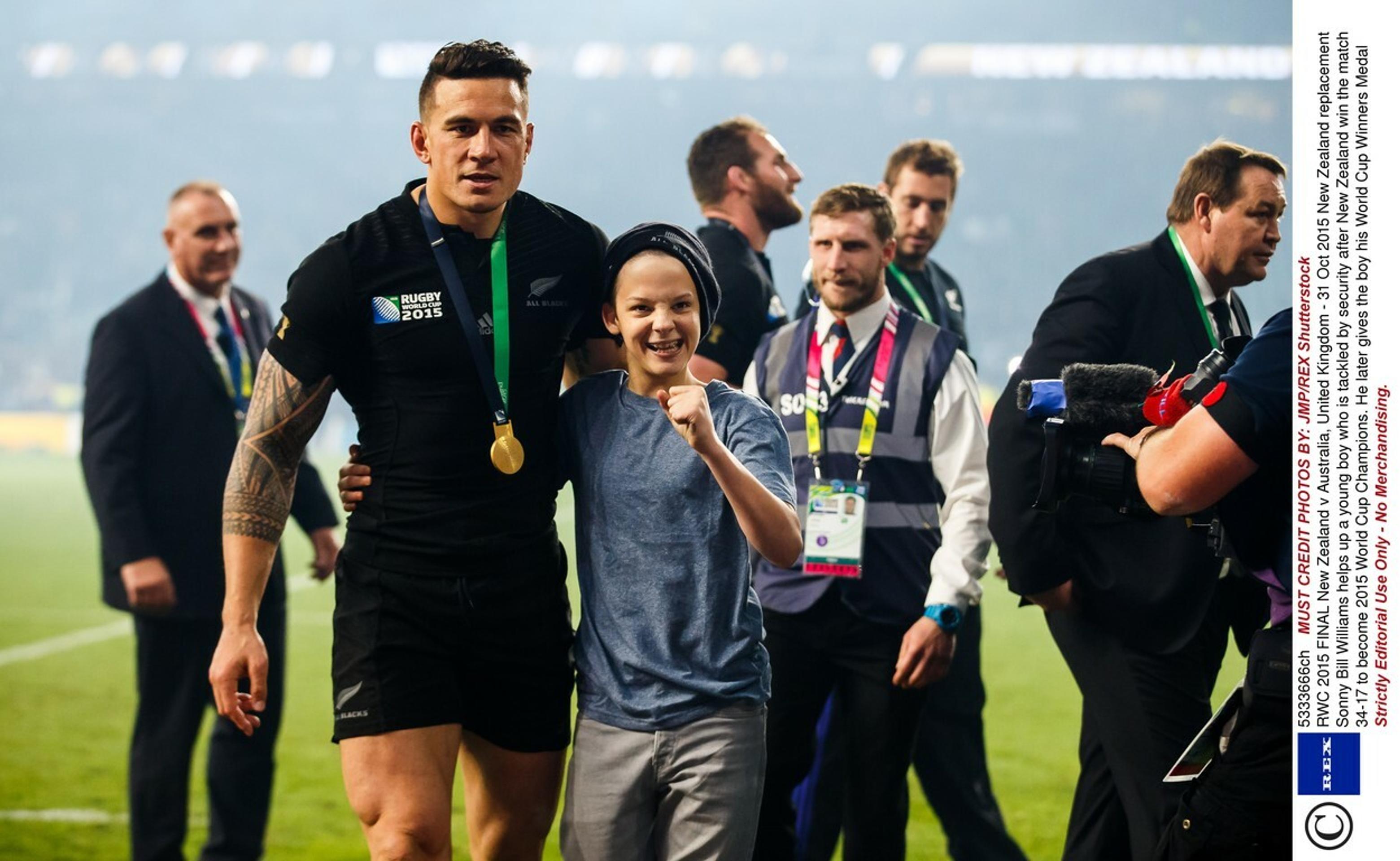 Hrdina finálového večera Sonny Bill Williams potešil mladého fanúšika.