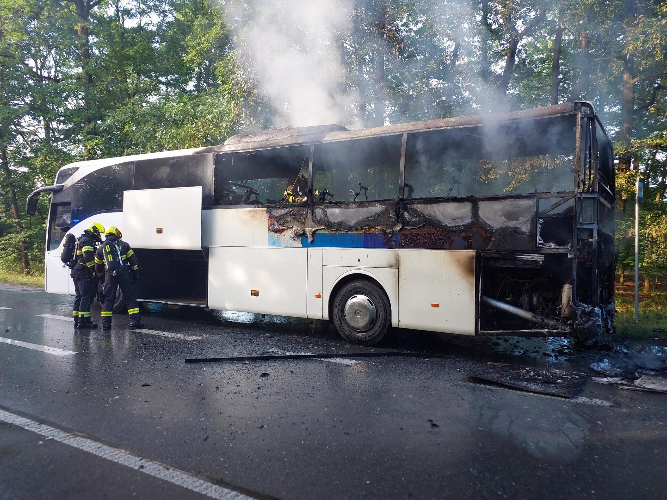 Horiaci autobus vo východných Čechách 