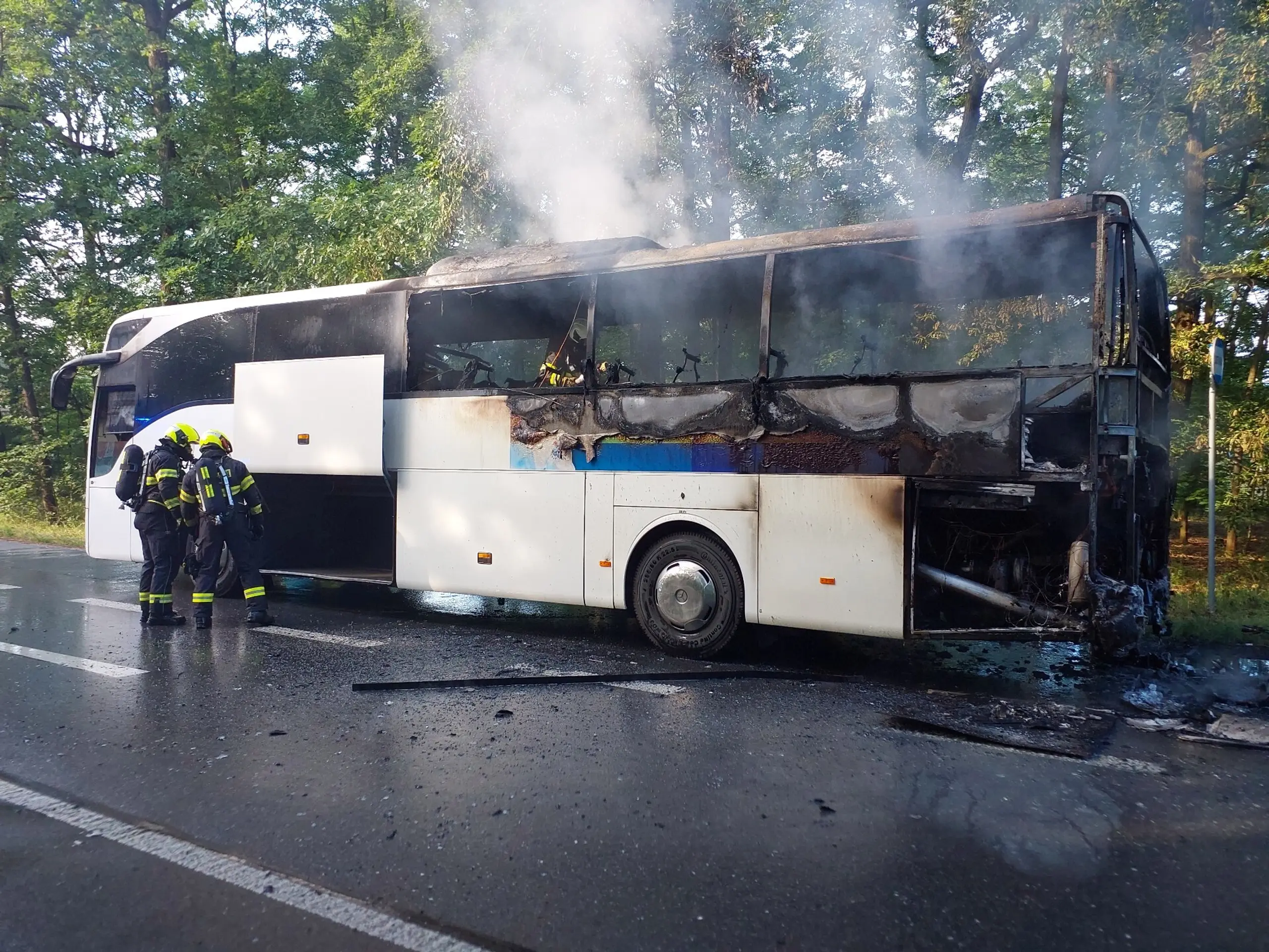 Horiaci autobus vo východných Čechách 