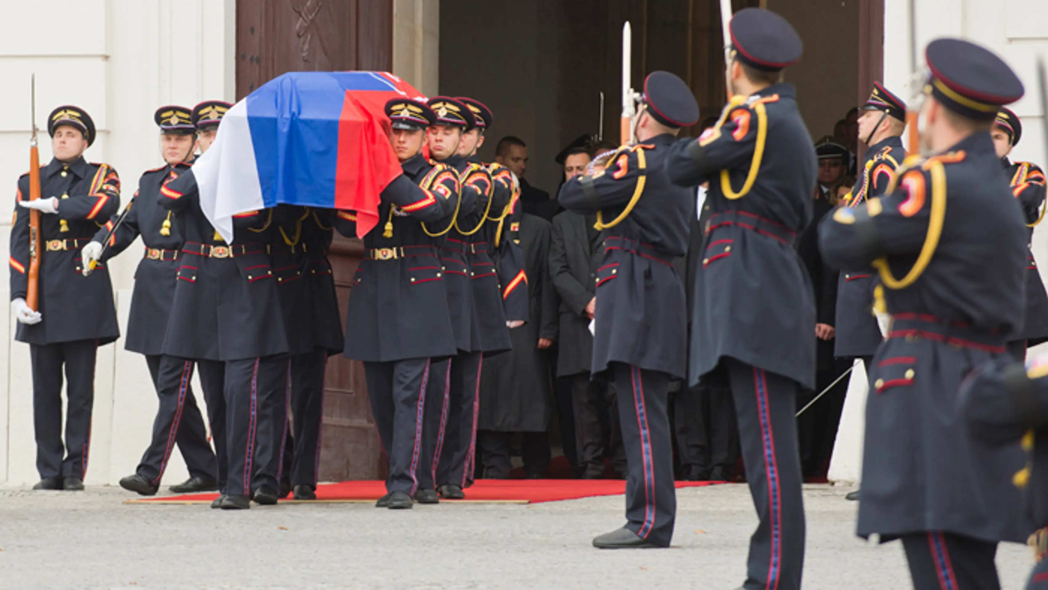 Čestná stráž prezidenta SR vynáša rakvu s ostatkami zosnulého prezidenta Michala Kováča.