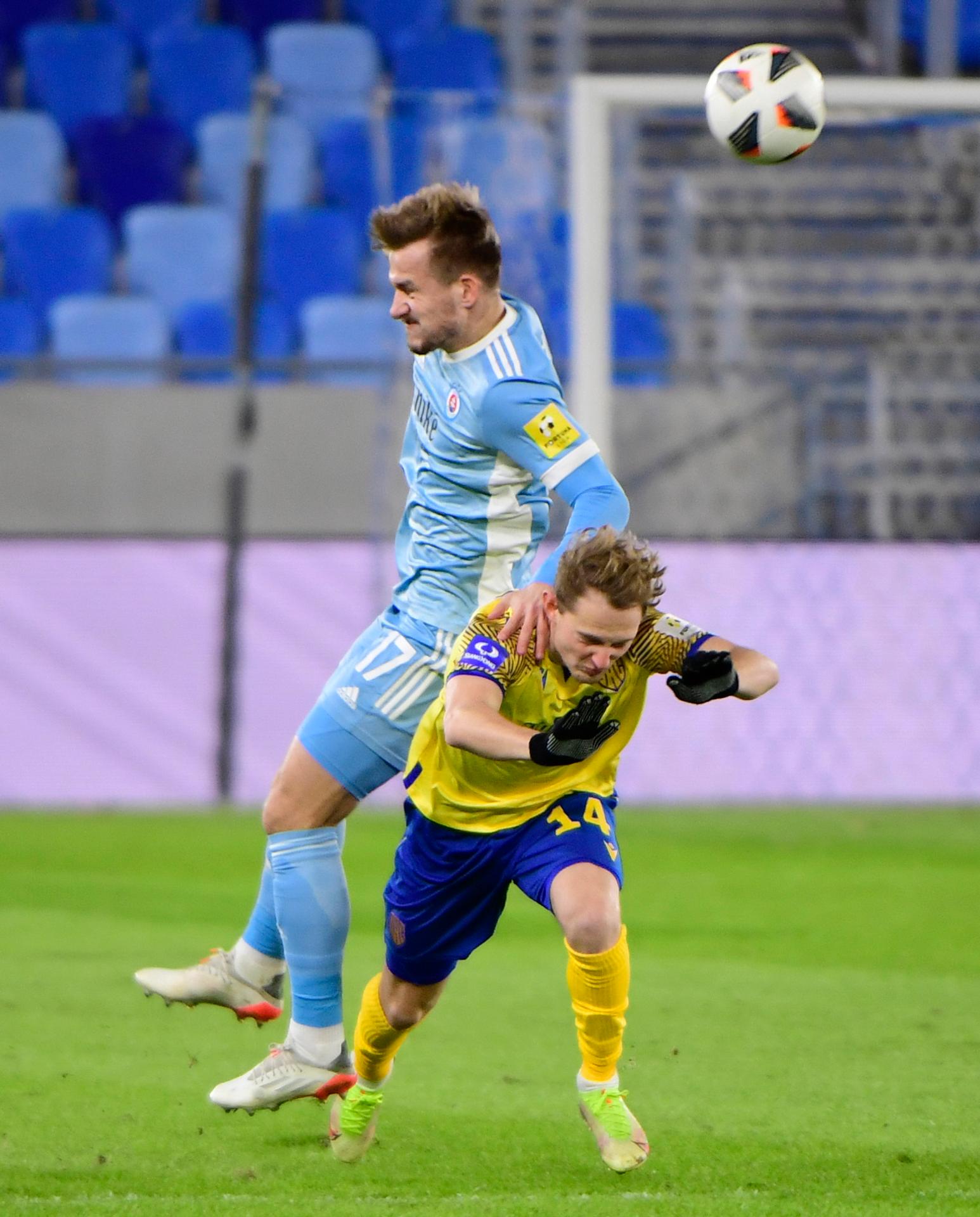 Zhora Jurij Medvedev (Slovan) a Andrej Ciganiks (DAC) v zápase Fortuna ligy.