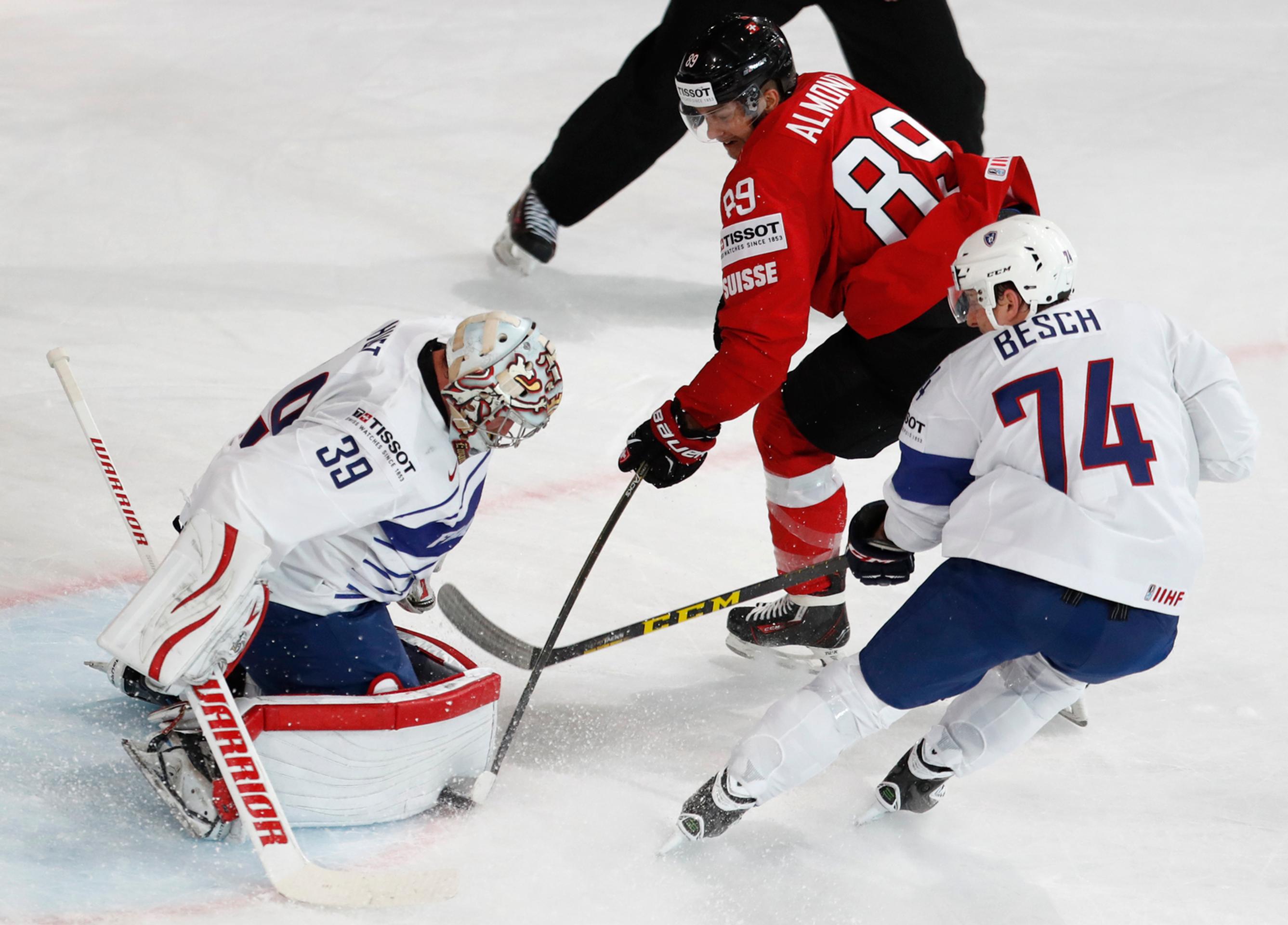 Miralem Pjanič (vľavo) z Juventusu atakuje Bernarda Silvu z AS Monaco v odvete semifinále LM.
