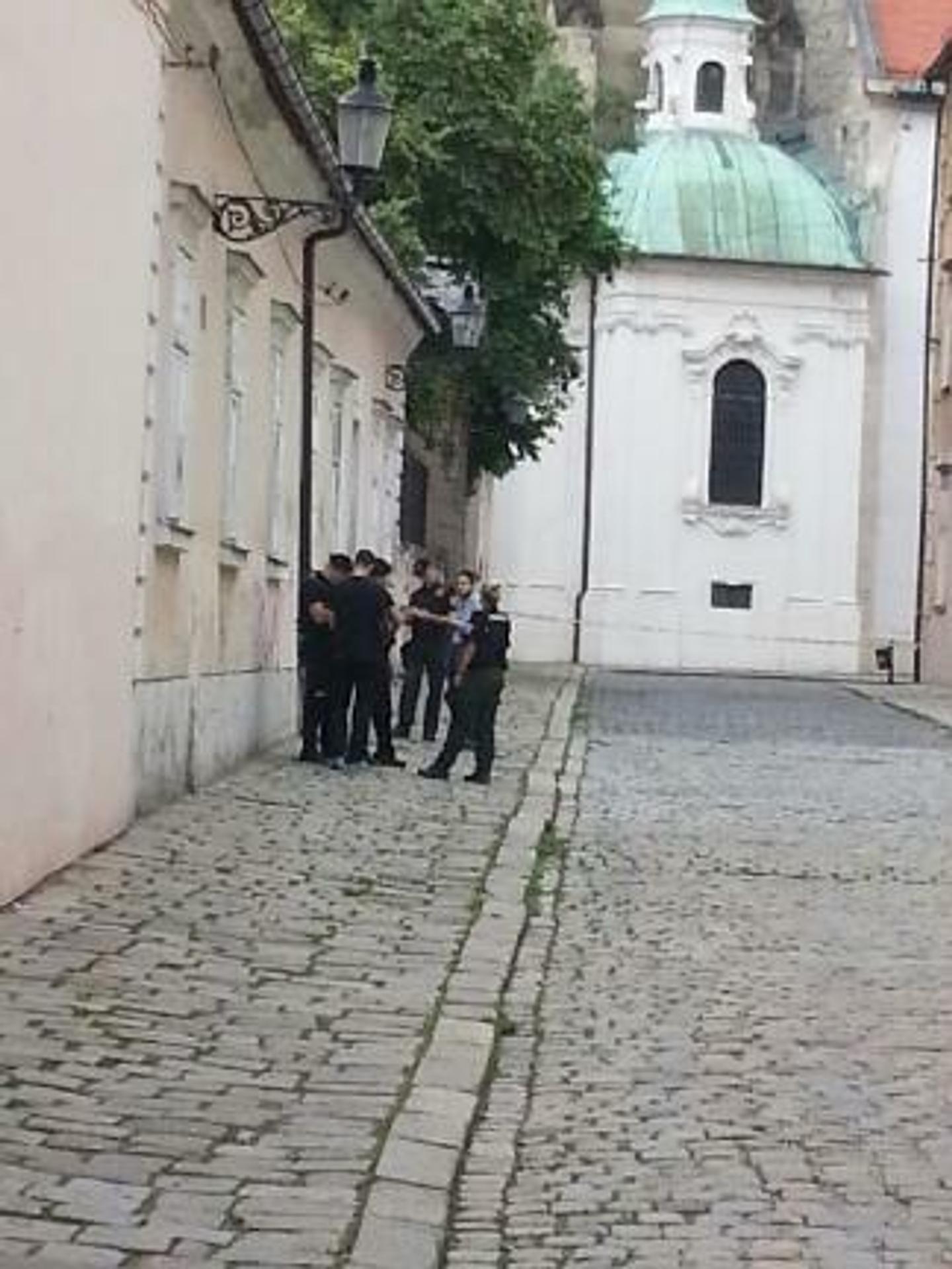 Pri Dóme sv. Martina našli maketu moslimky so samopalom. Okolie je uzavreté