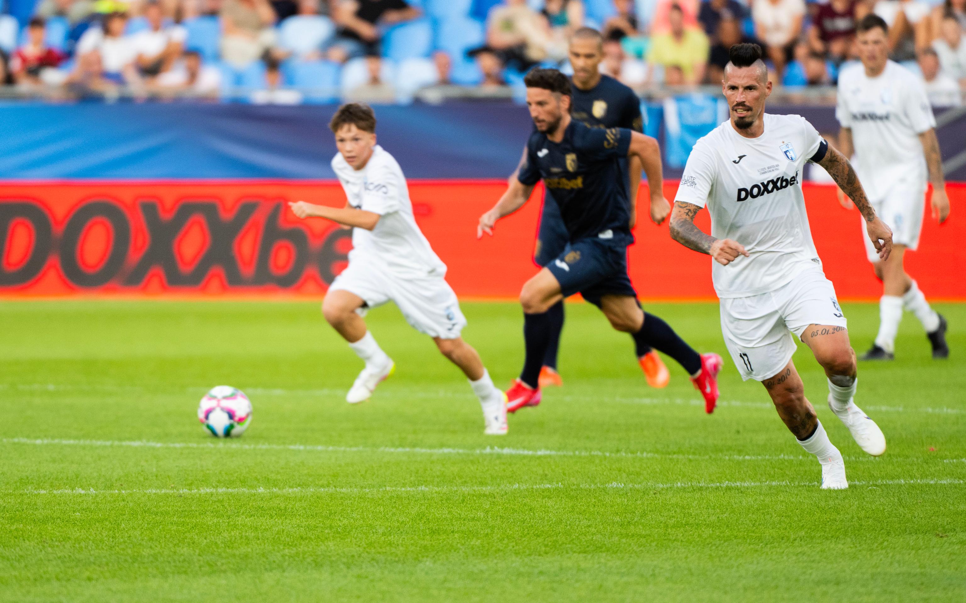 Na snímke Marek Hamšík a jeho syn Lucas počas rozlúčkového zápasu.